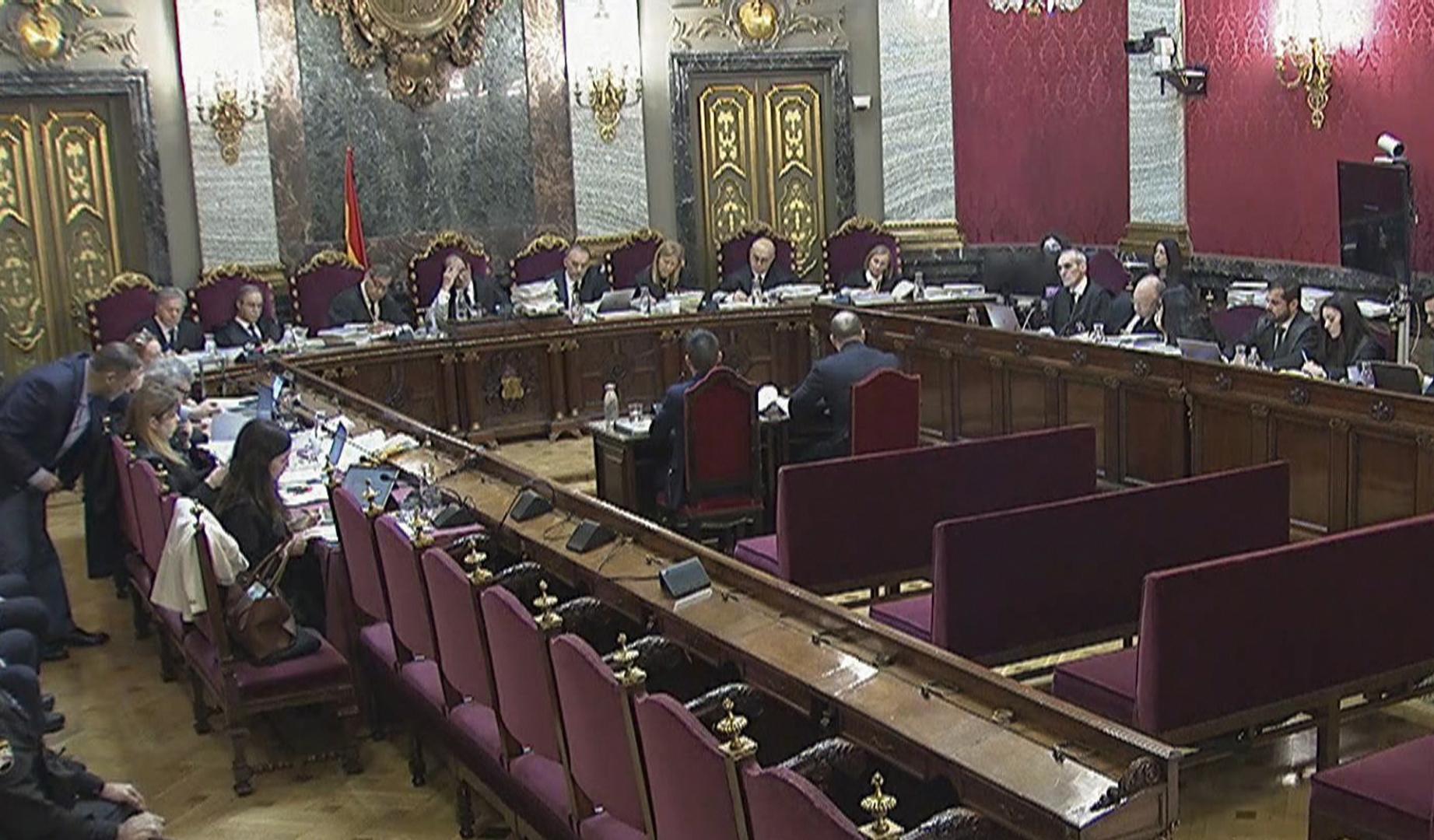 Dos mandos de la Unidad Central Operativa (UCO) de la Guardia Civil han defendido este lunes en el Tribunal Supremo su tesis de que el empresario Víctor de Aldama tenía "a sueldo" al exministro y exdiputado por Valencia José Luis Ábalos a través de su exasesor Koldo García