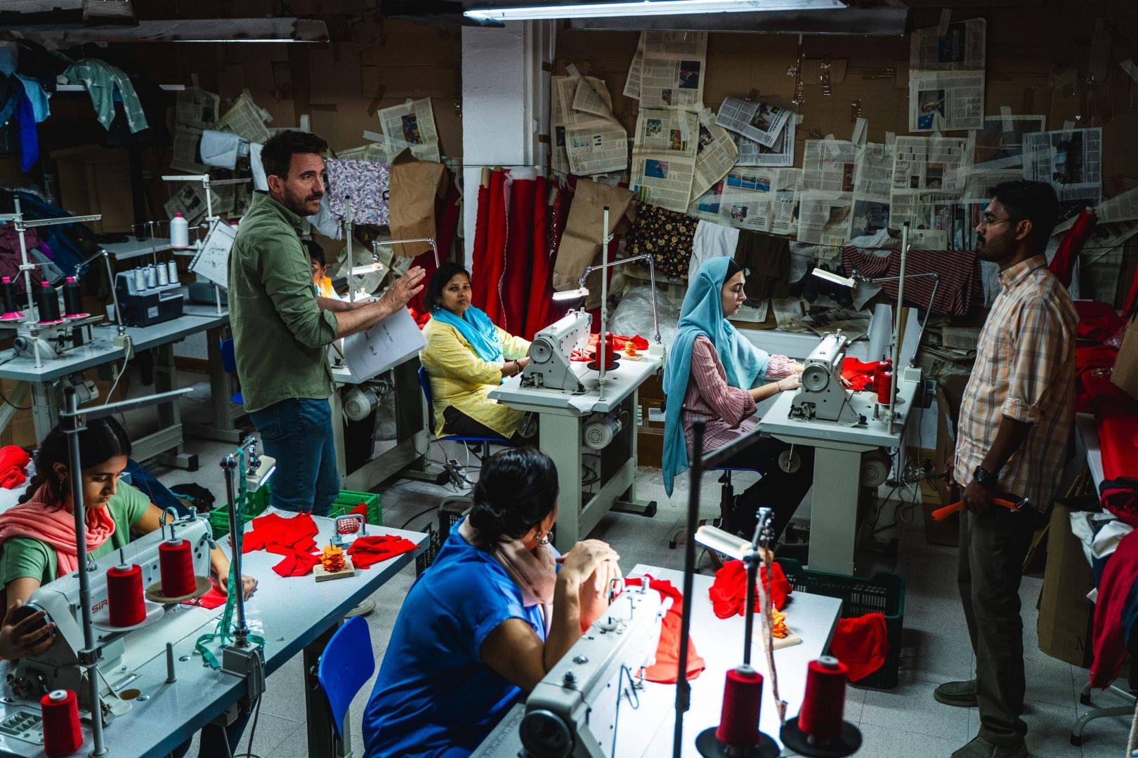 Javier Celay da indicaciones durante el rodaje de ‘Reach The Stars’