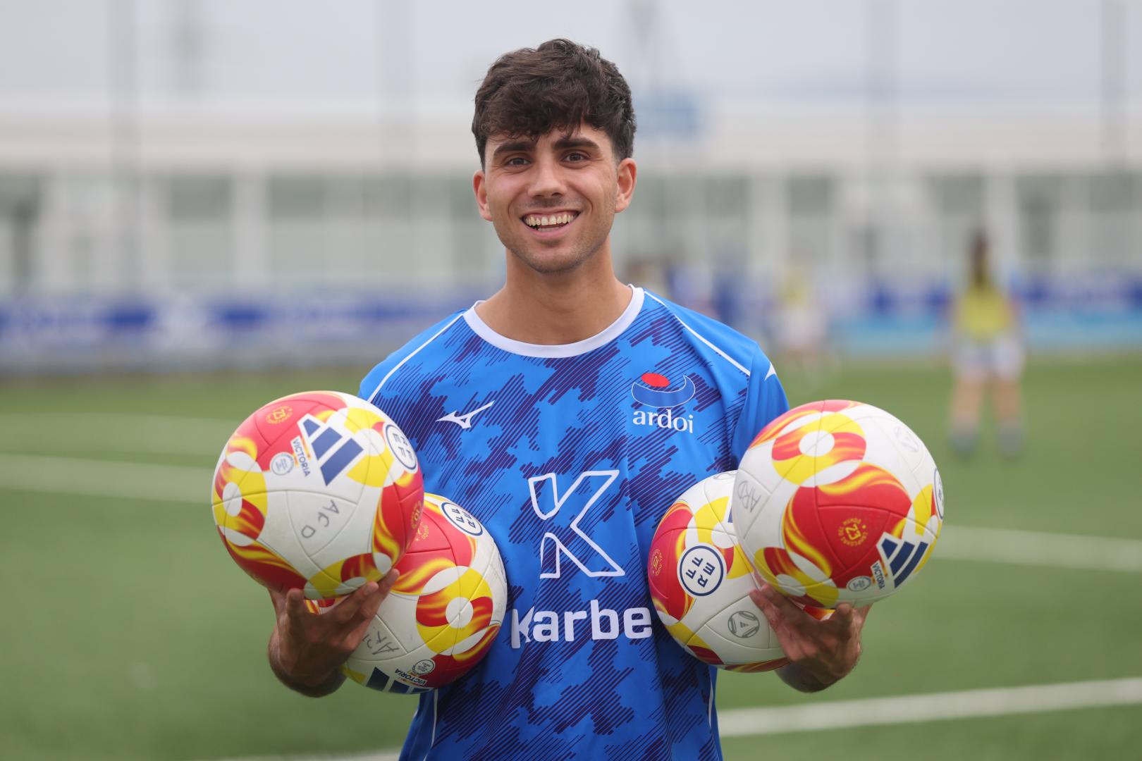 Unai Gurpegui, delantero del Ardoi, posa en El Pinar de Zizur con cuatro balones por su póker de goles ante el Avance