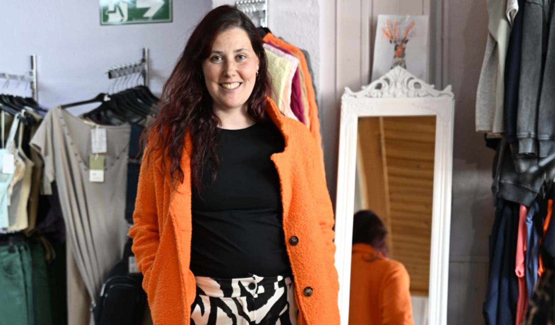 Noemí Guerro Esperza, en su tienda Aynamodas vestida con artículos del establecimiento