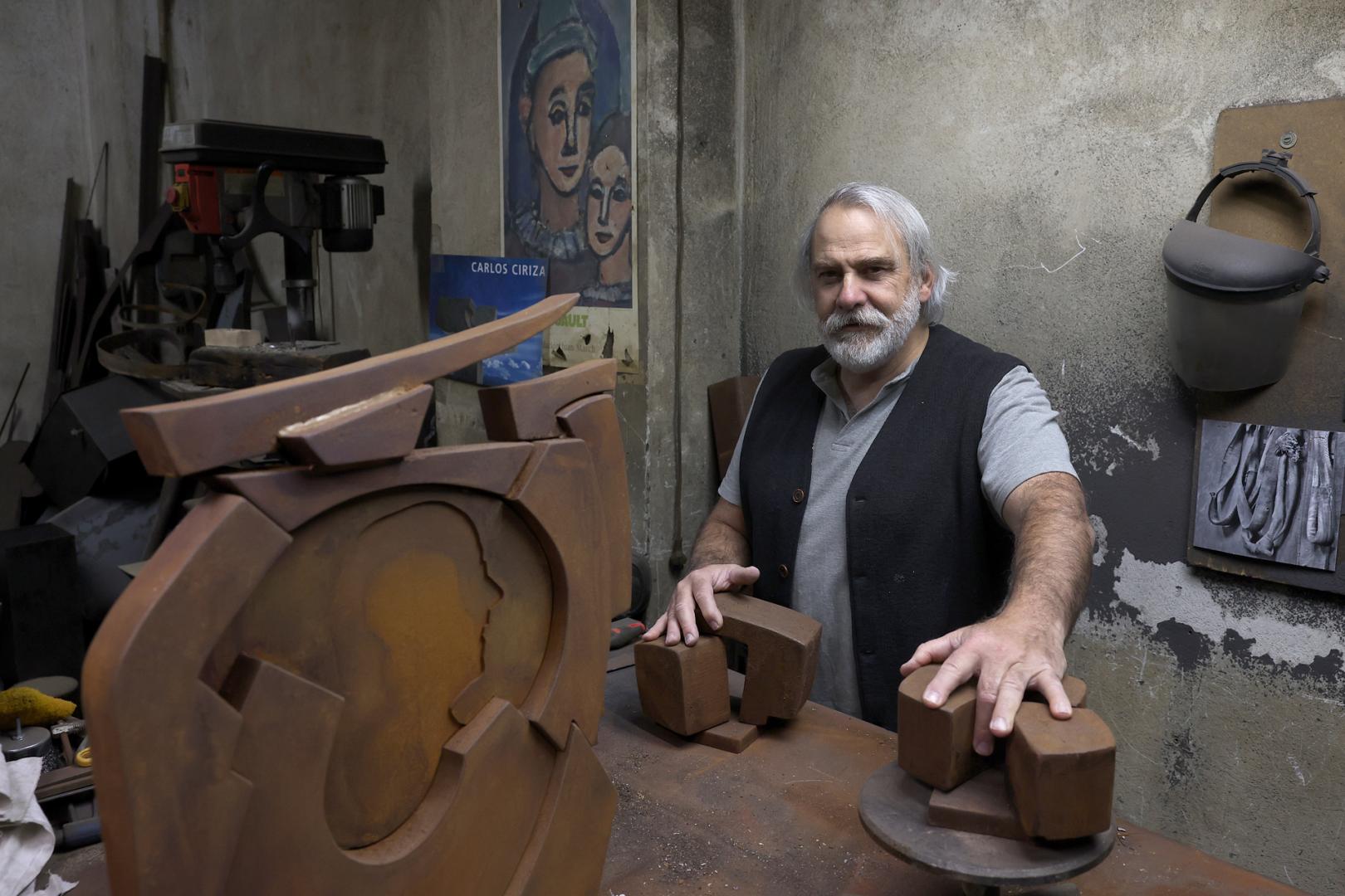 Carlos Ciriza, en su taller. Ha cumplido 40 años de quehacer artístico y lo ha celebrado con un libro en homenaje a los autores que han escrito sobre él y su trabajo