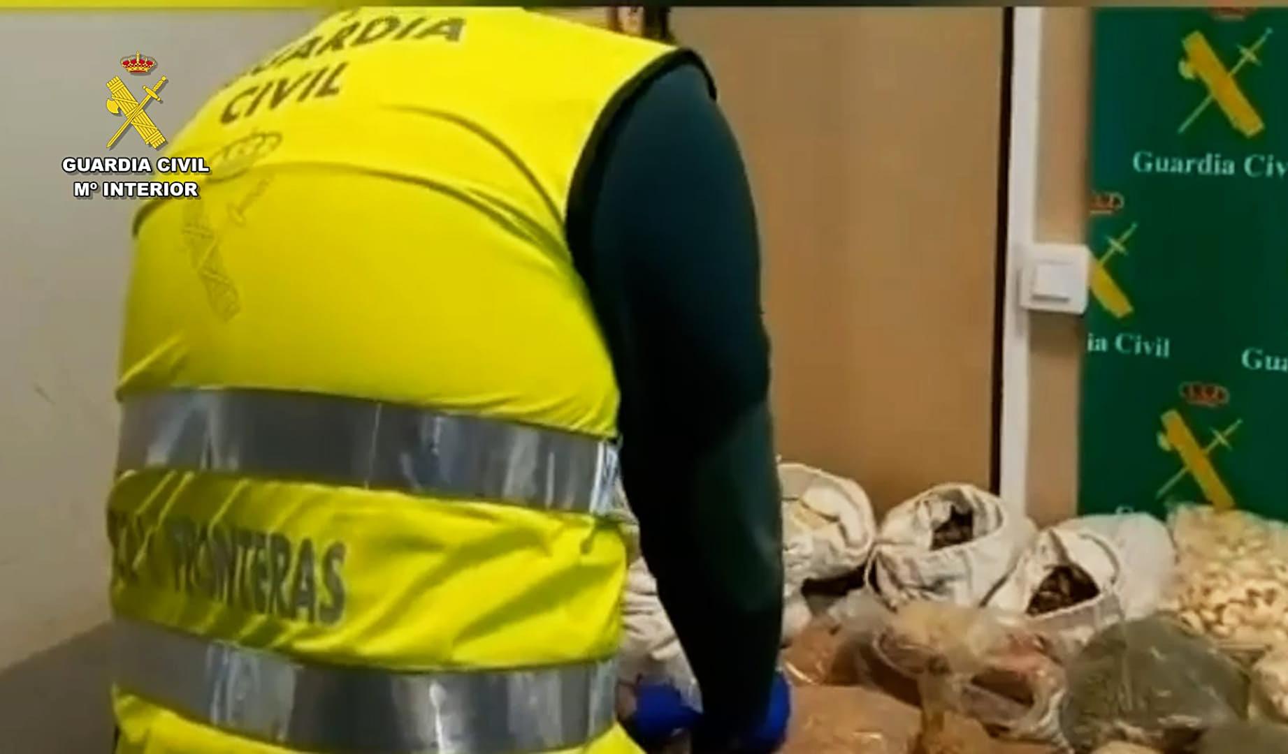 La Guardia Civil decomisó alimentos y medicinas sin declarar en el equipaje de viajeros procedentes de China y Ecuador.