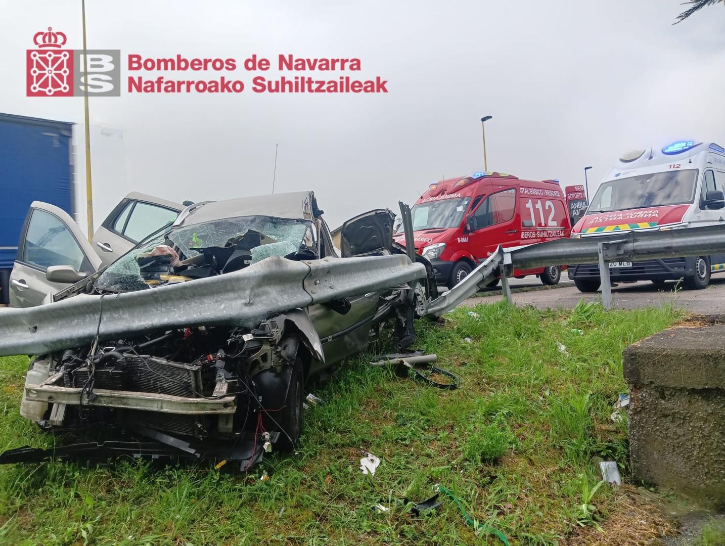 Vehículo siniestrado en la A-1 en Alsasua