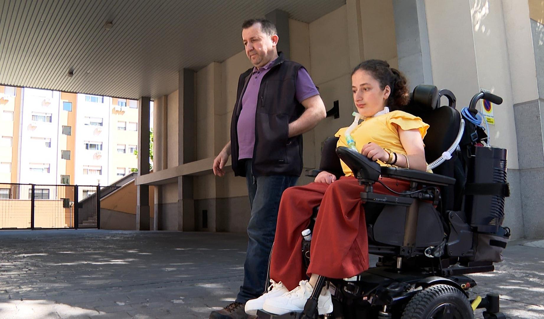 Salma, una joven de 19 años con una discapacidad del 96 por ciento que requiere de respiración asistida