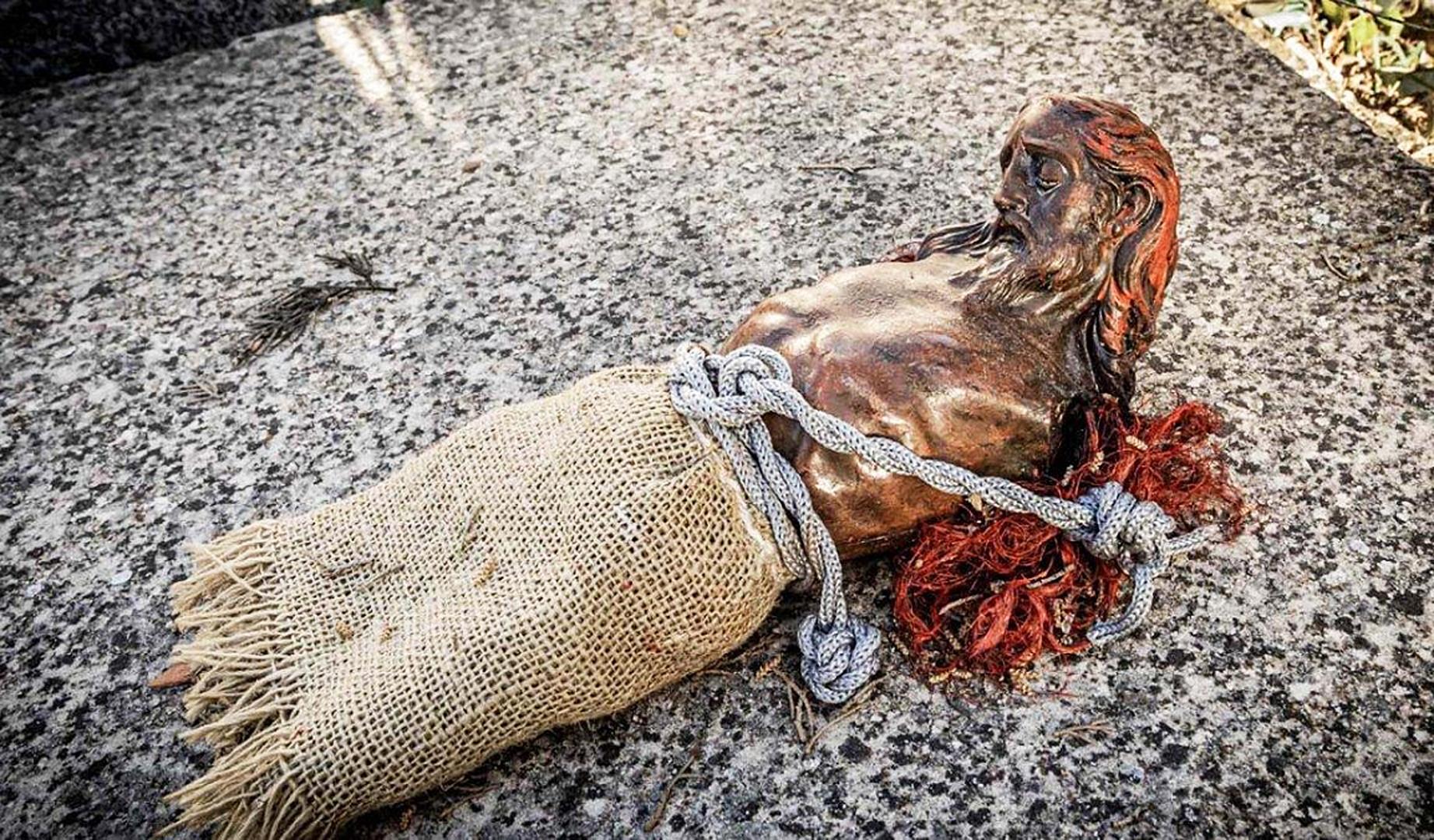 Talla del Cristo mutilado encontrada sobre una tumba en el cementerio de la localidad soriana de El Espino