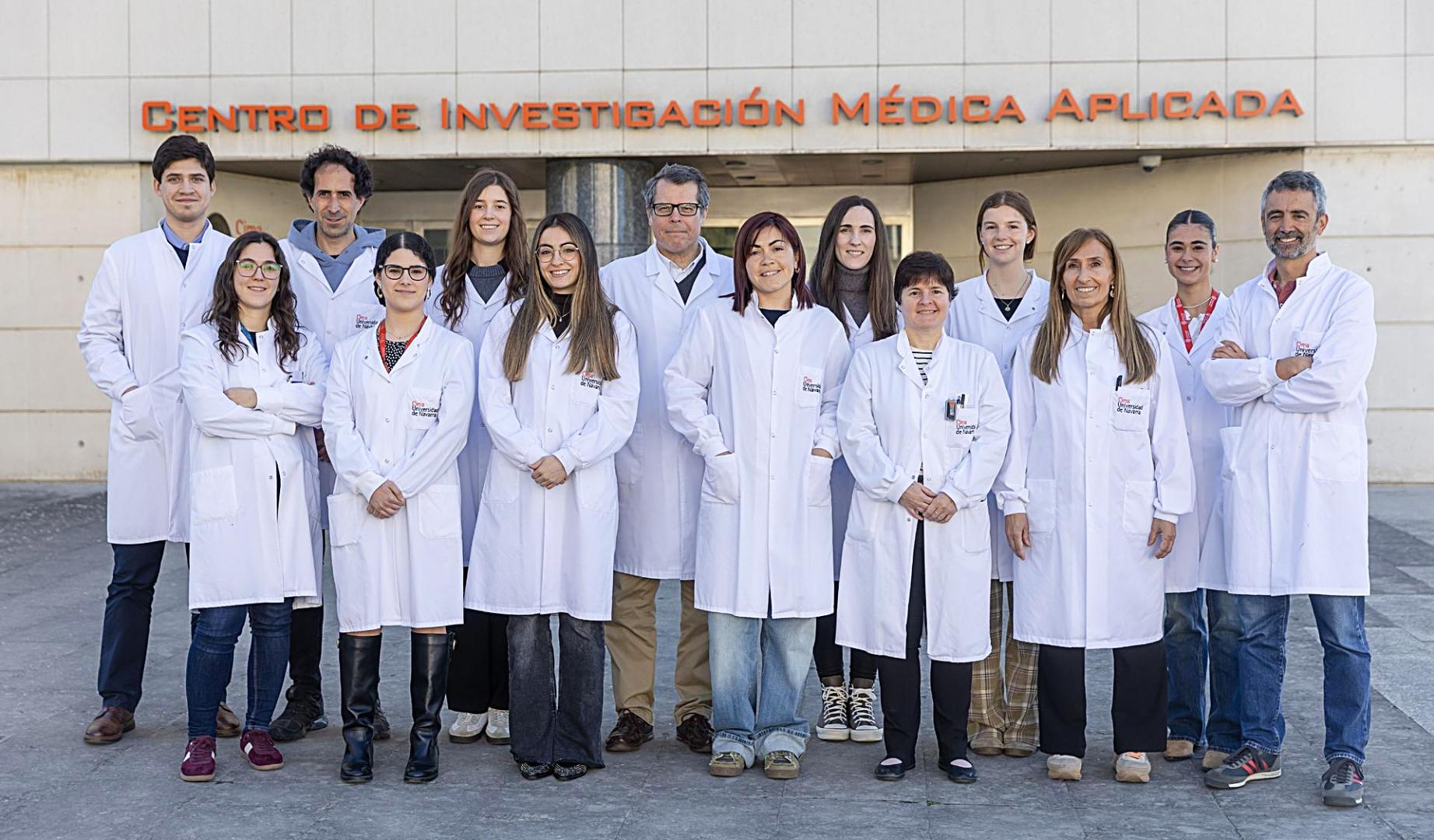 Primera fila: Jasmín Elurbide, Emiliana Valbuena, Elena Adán, Maite G. Fernández-Barrena, Uxue Latasa, Miriam Belzunce, Iker Uriarte. Segunda Fila: Borja Castello, Roberto Barbero, Ainara Irigaray, Matías Ávila, Amaya López, Mónica Rodríguez y Ane Zudaire, del Grupo de Hepatología del Cima Universidad de Navarra que ha participado en el estudio