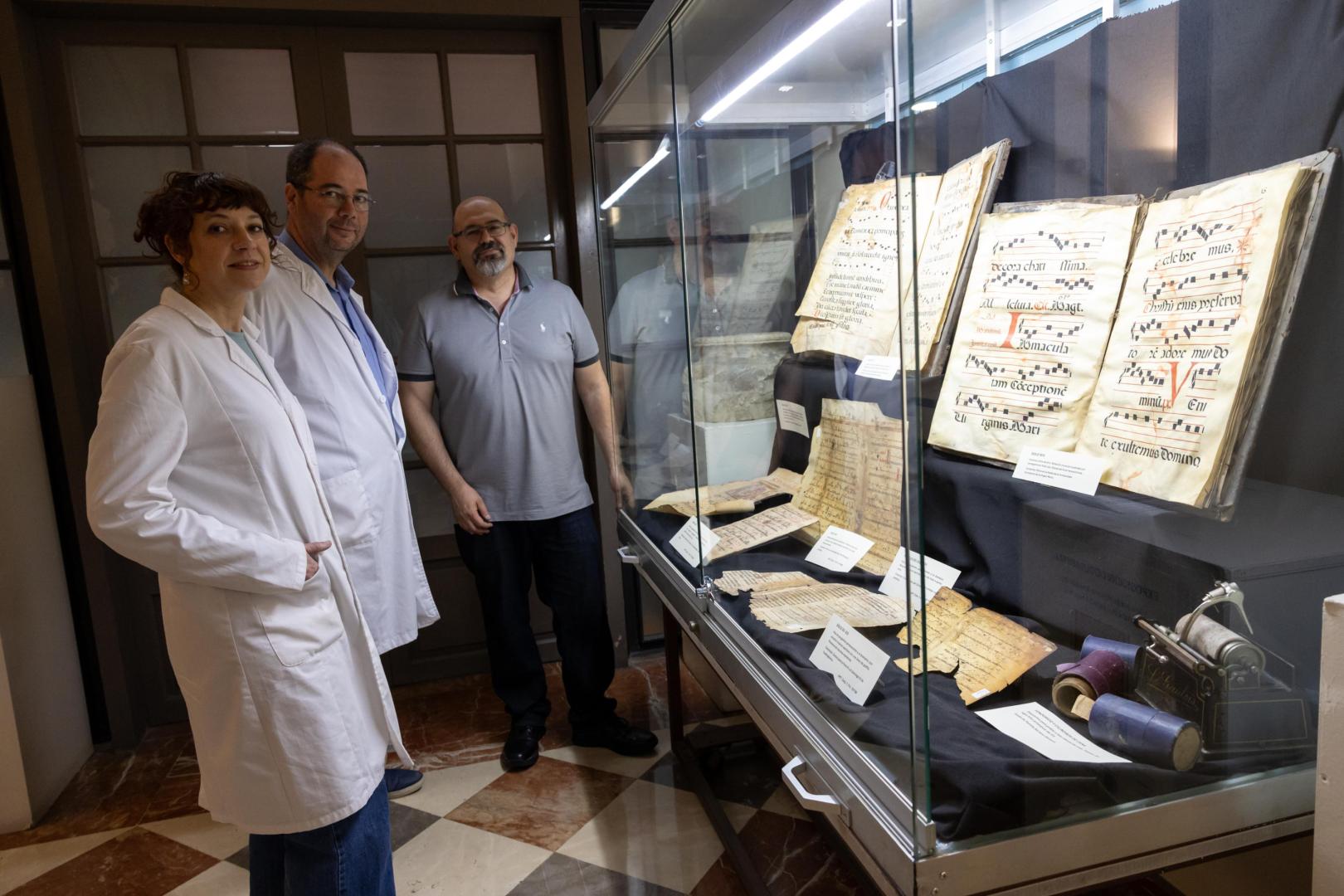 De izquierda a derecha, los técnicos del Archivo Municipal de Tudela Sonia Díez Lecumberri y Goyo Campo Bravo, y el responsable del servicio, Íñigo Pérez Ochoa