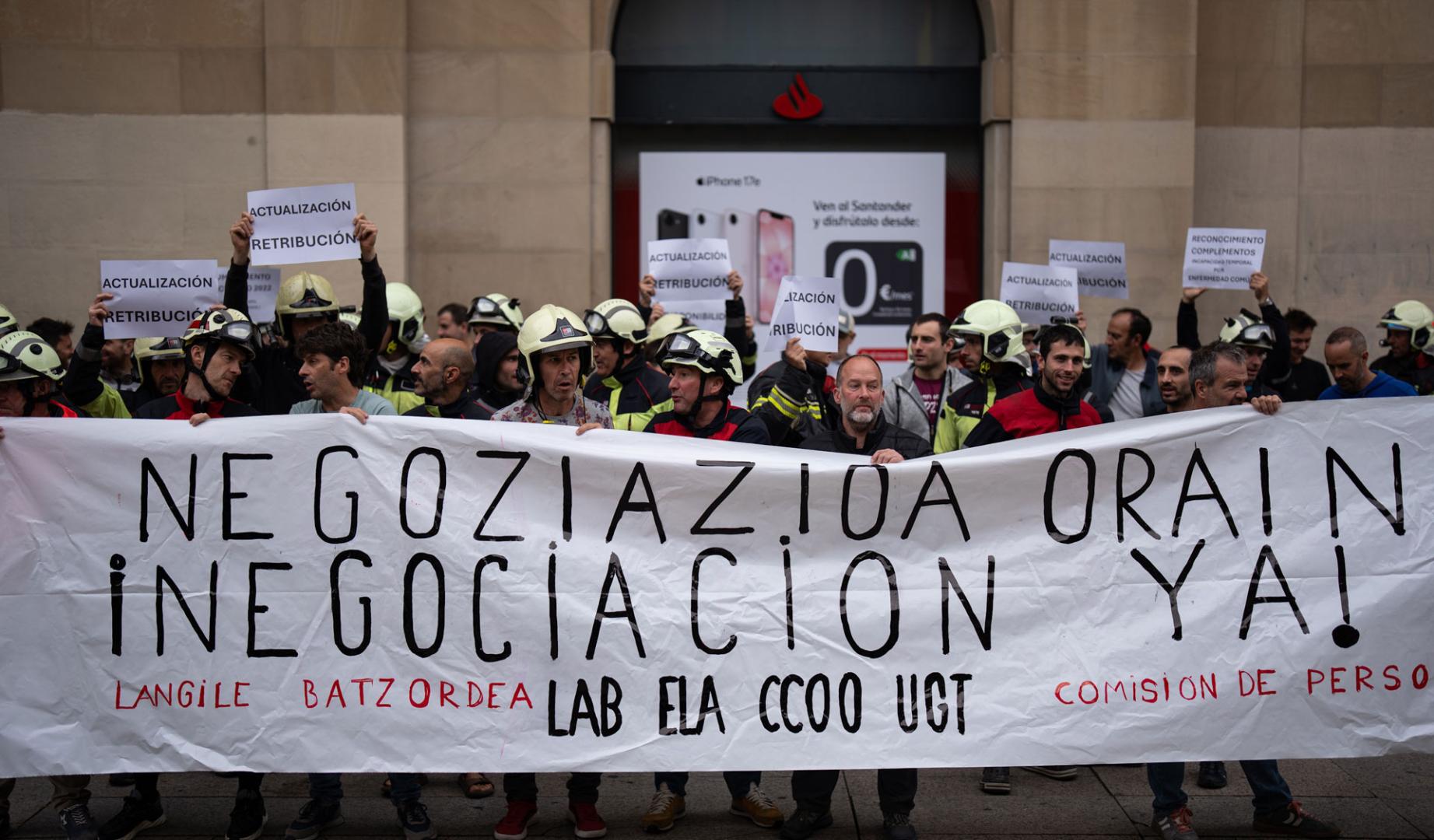 Bomberos se ha concentrado este martes frente al Palacio de Navarra para exigir a Interior una negociación “real” que derive en una mejora de condiciones laborales.