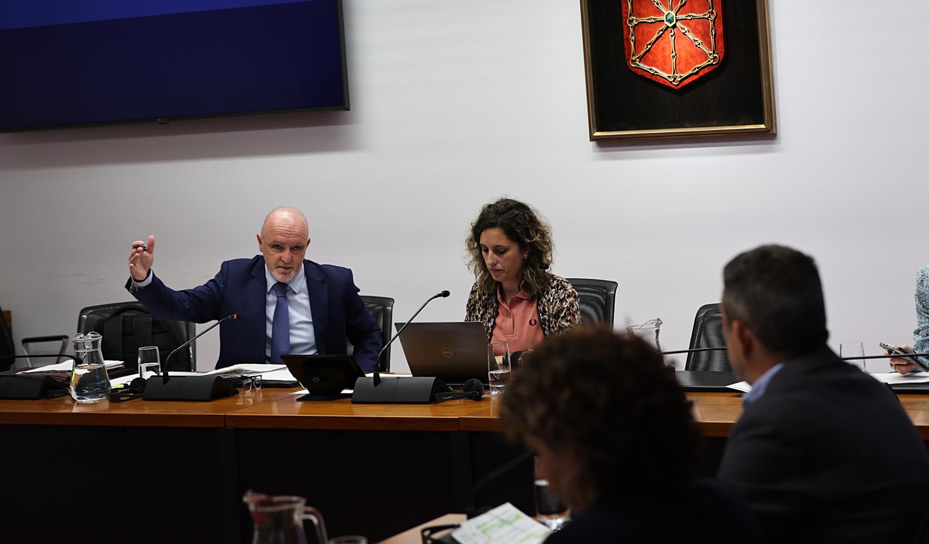 José Javier Esparza (izda.) durante su comparecencia en la comisión de investigación del 'caso Cerdán' en el Parlamento de Navarra