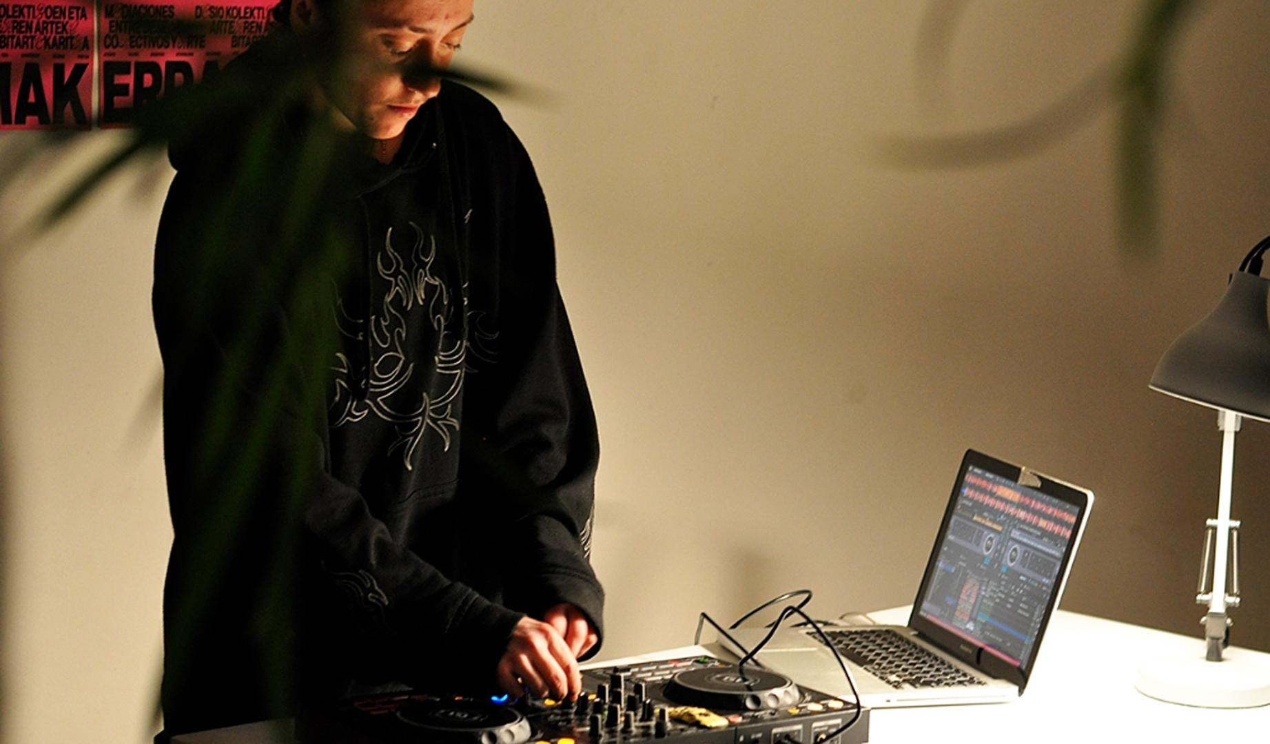 Una dj durante una sesión anterior de Erraiak