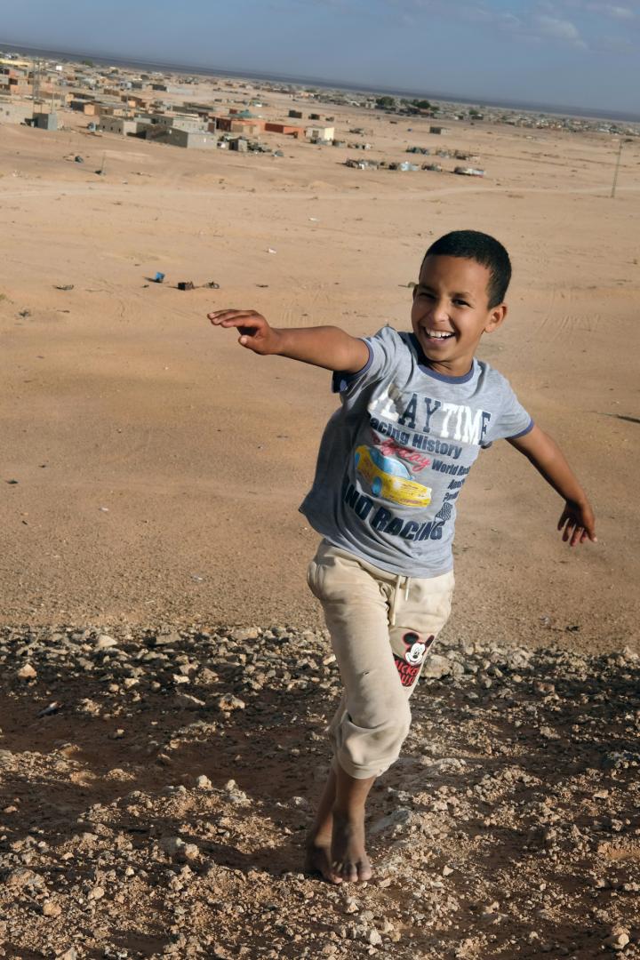 Mohamed y al fondo el barrio en el que sobrevive.