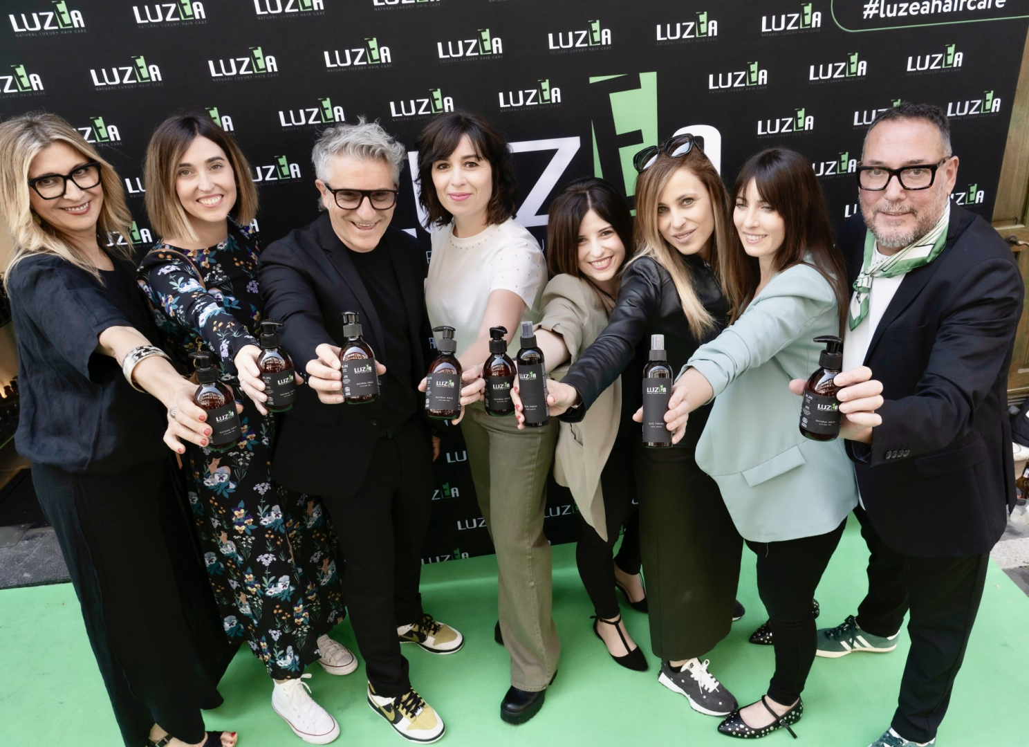 El peluquero pamplonés Mikel Luzea posa con varios invitados al evento