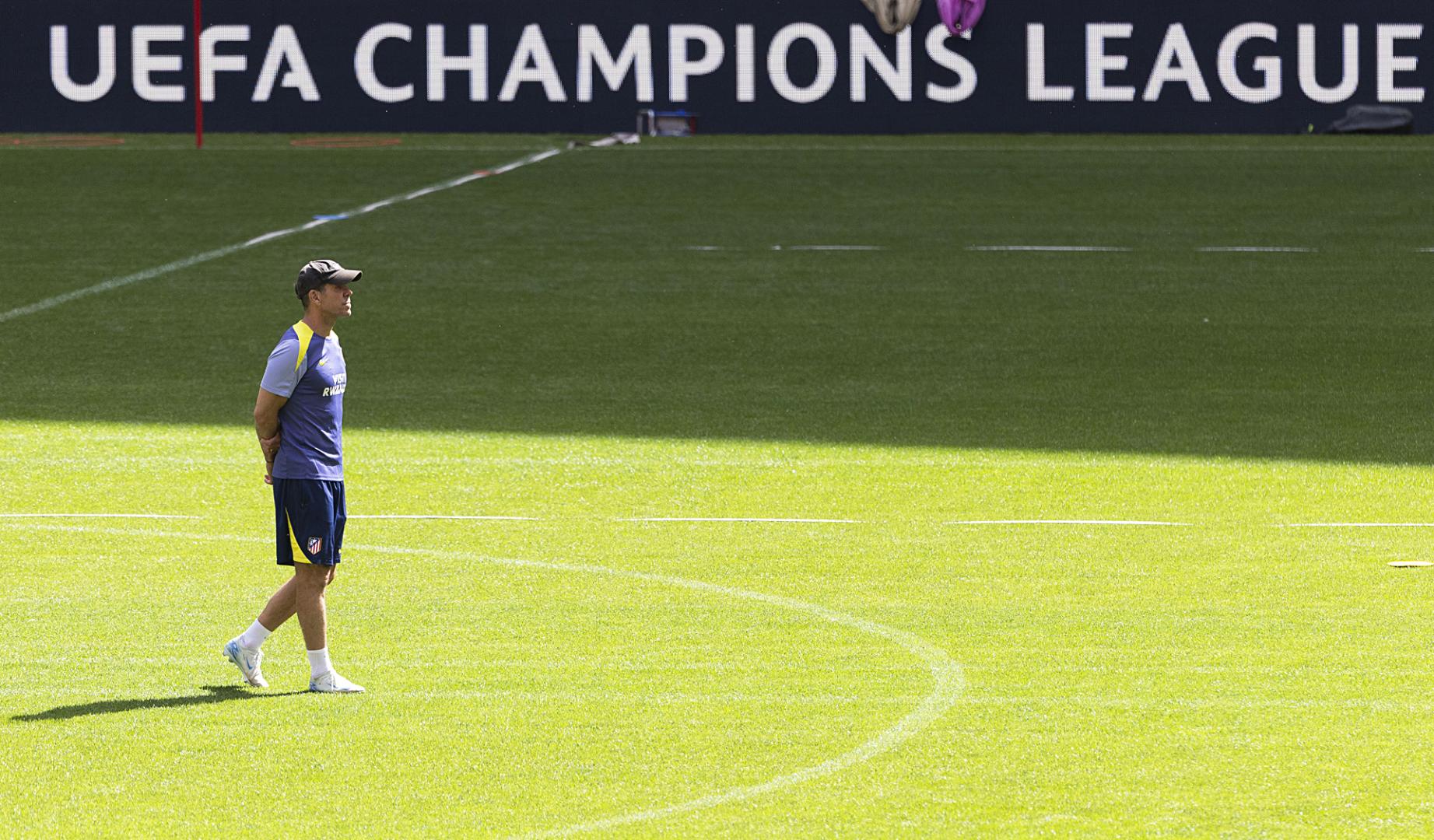 El entrenador del Atlético de Madrid, Diego Simeone, durante el entrenamiento previo al partido de ida de semifinales de Champions League