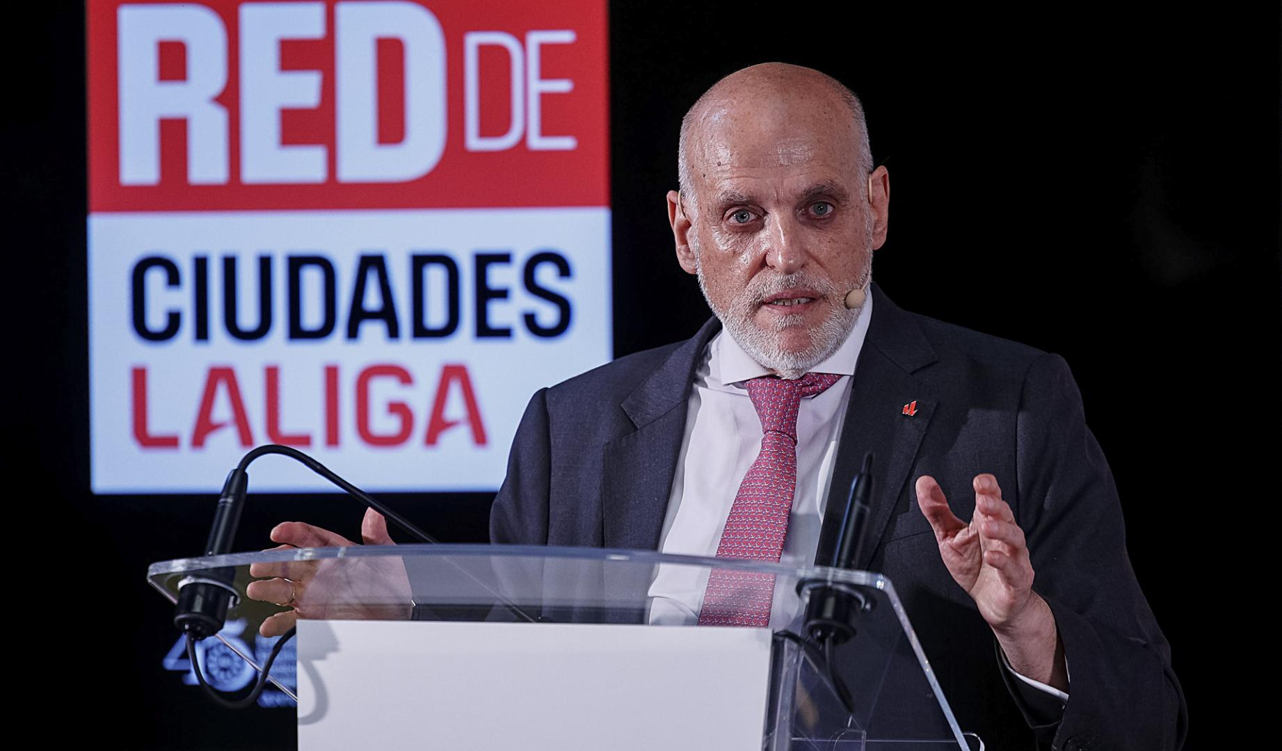 El presidente de LaLiga, Javier Tebas, durante la presentación de la Red de Ciudades LaLiga, impulsada por LaLiga en colaboración con la Federación Española de Municipios y Provincias (FEMP), este martes en Madrid.-EFE/ Daniel González