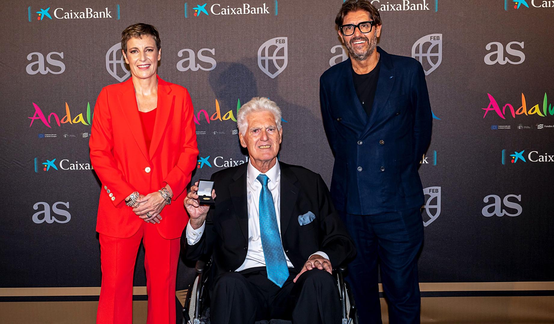 Moncho Monsalve (en el centro), leyenda del baloncesto español y miembro del Hall of Fame de la FEB