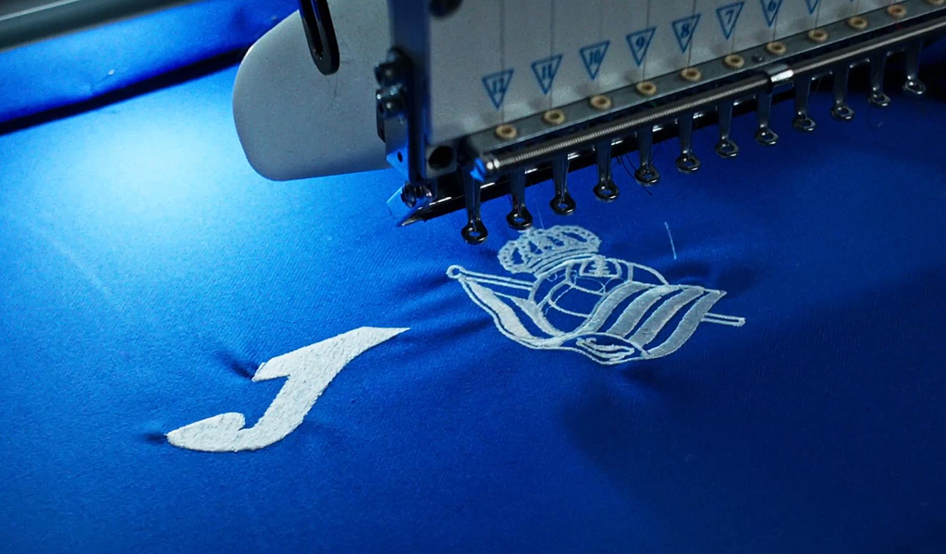 El logotipo de Joma junto al escudo de la Real Sociedad en una de las imágenes publicadas en redes sociales por el club txuri urdin anunciando su nuevo patrocinador