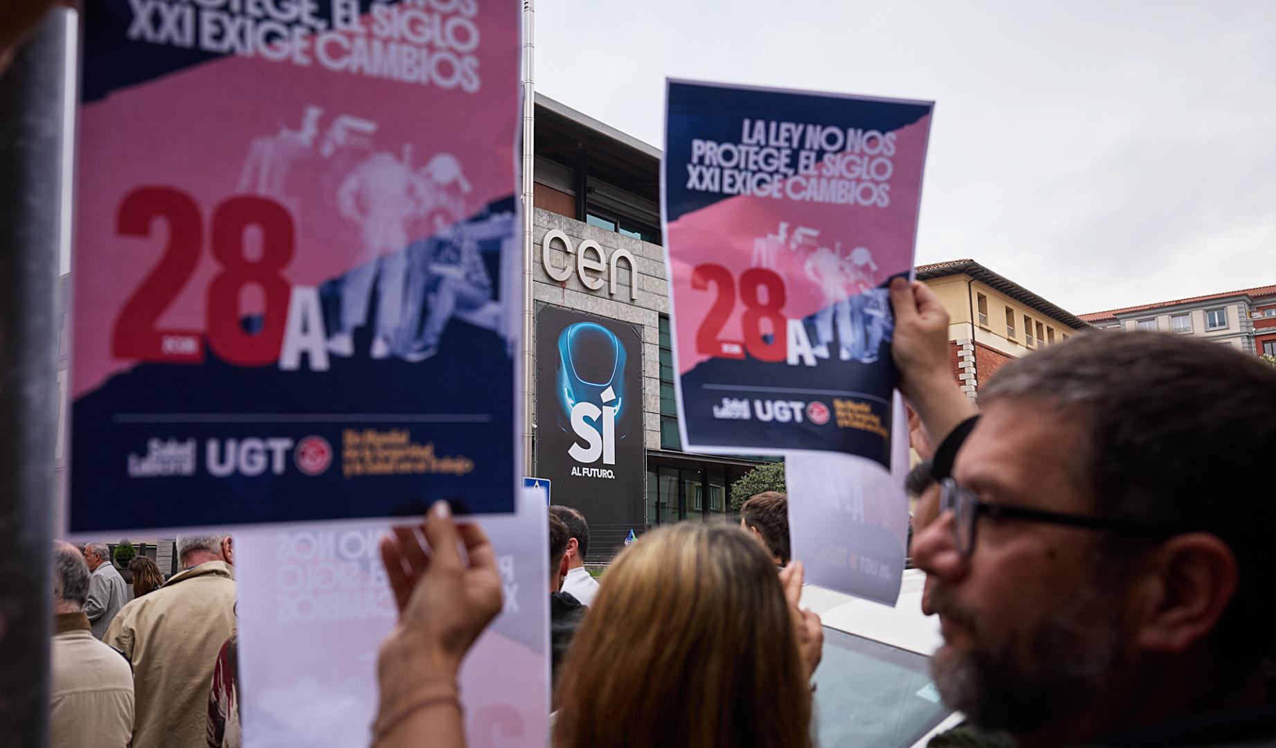 Manifestantes de CC OO y UGT ante la sede de la CEN este martes, 28 de abril