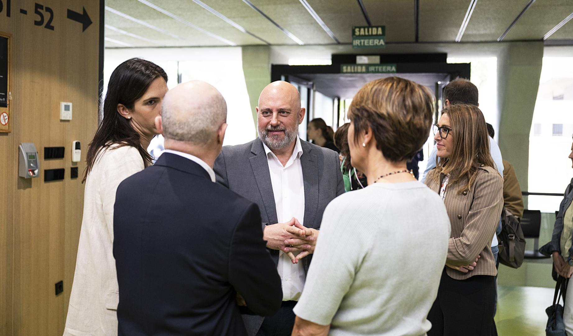 Arasti conversa con varias personas durante su visita a la oficina de Hacienda en la calle Esquíroz de Pamplona