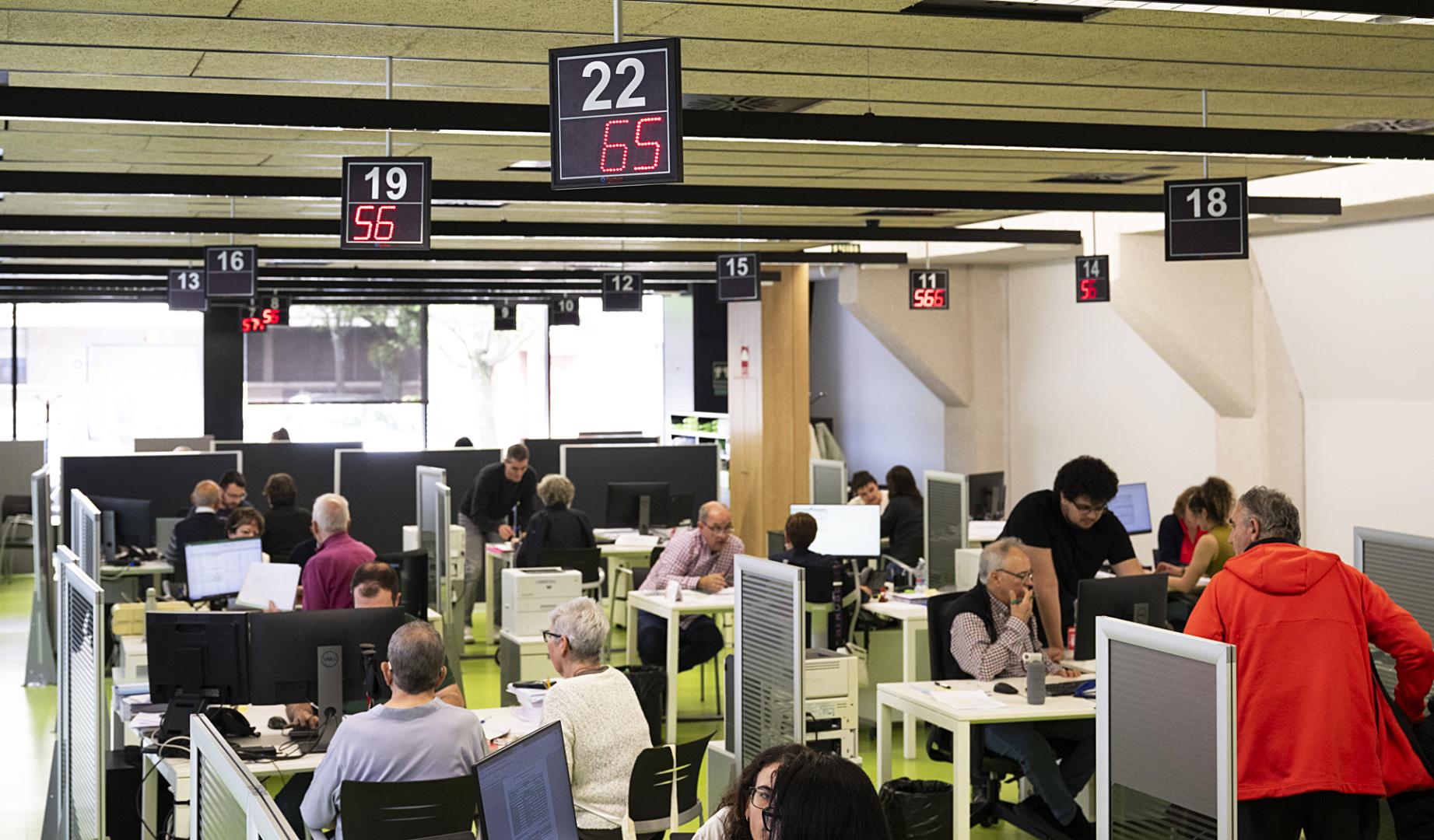Vista general de la oficina de Hacienda en la calle Esquíroz de Pamplona este martes, 28 de abrul