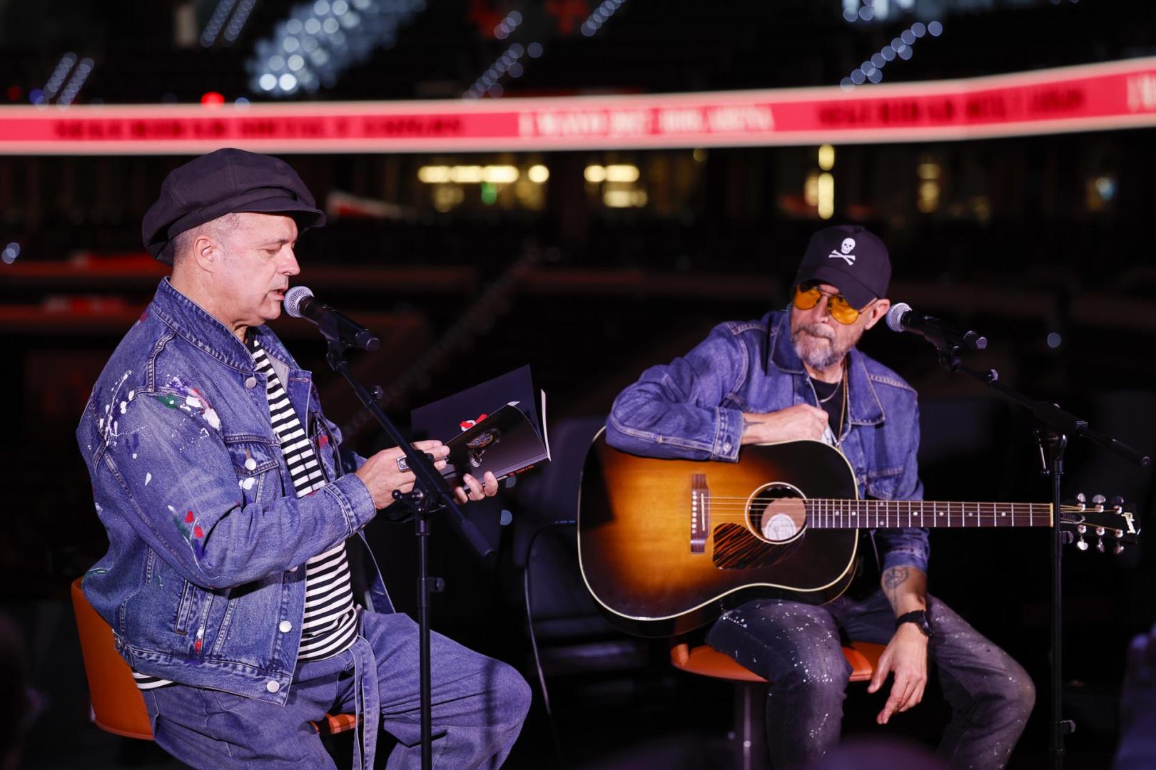 El líder y cantante del grupo Seguridad Social, José Manuel Casañ, y el guitarrista, Javi Vela, durante el encuentro exclusivo con medios de comunicación y concierto en directo para presentar 'Por todas partes te veo'