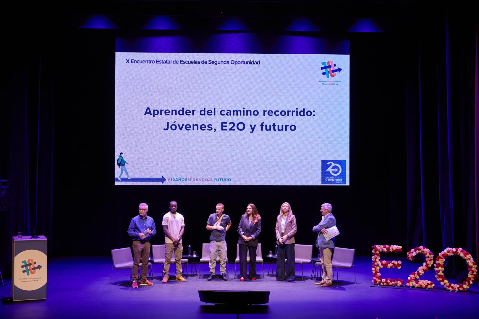 Guillaume Thureau, Bangally Ceesay, Marcos López, Marta Martínez, Maite Saeta y Gil Sevillano participaron en la mesa redonda "Aprender del camino recorrido: jóvenes, E2O y futuro".