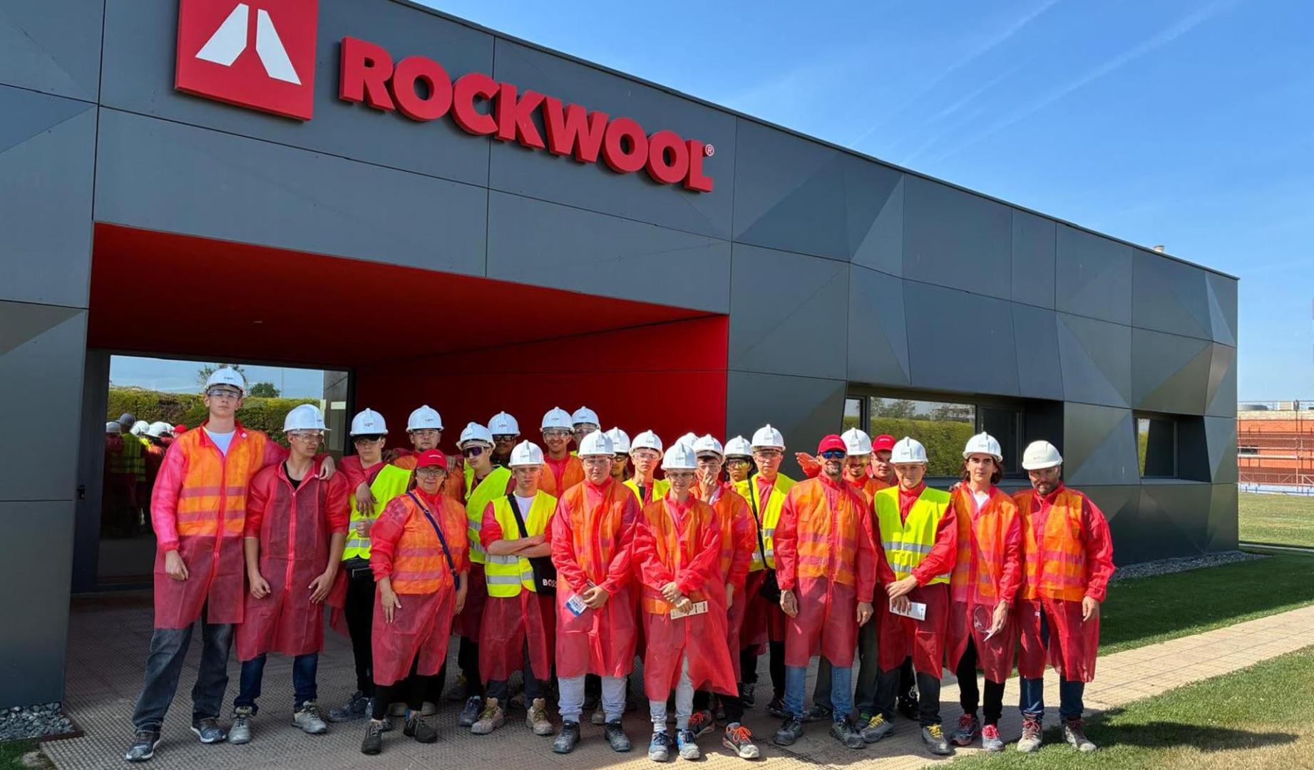 El grupo de estudiantes y docentes italianos de la Scuola Costruzioni Vicenza Andrea Palladio, en su visita a la planta de Rockwool en Caparroso