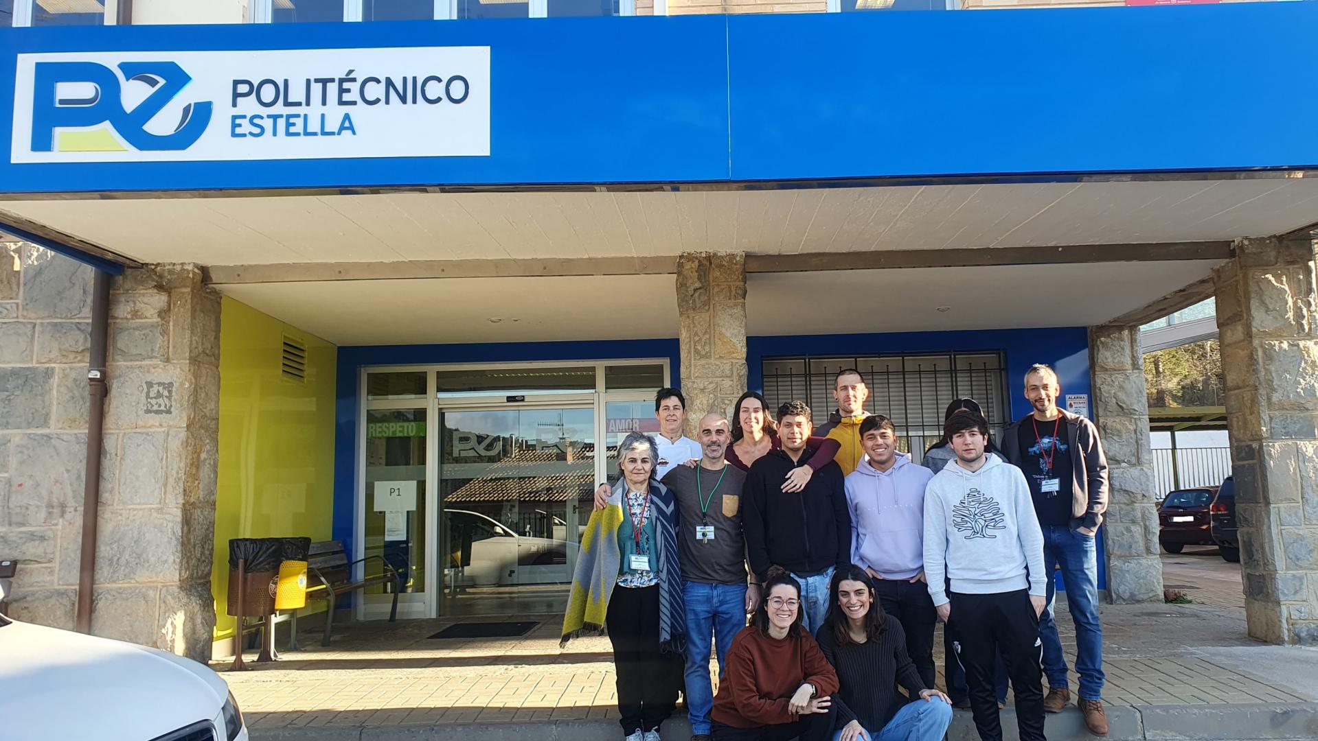Estudiantes que han participado en el proyecto posan en el exterior del CI Politécnico de Estella.