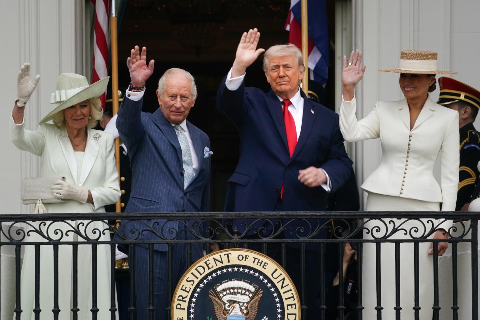 Camila y Carlos III saludan, junto a Trump y Melania, desde el balcón en la Casa Blanca