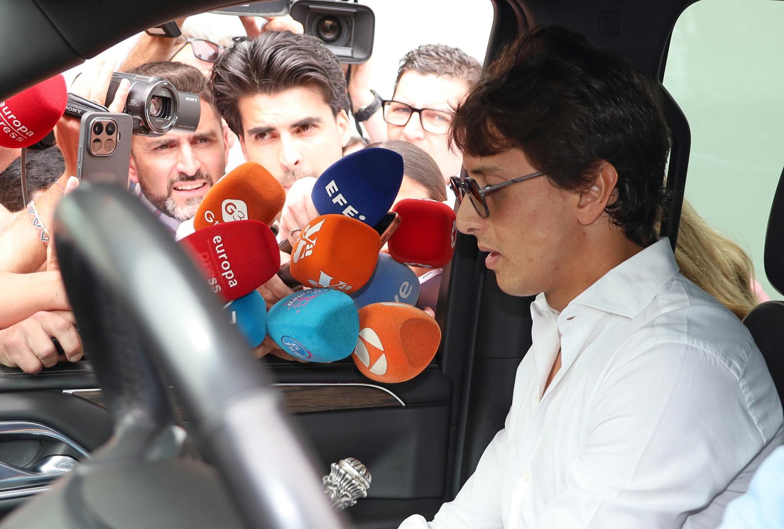 Andrés Roca Rey atiende a los medios tras salir del Hospital Viamed Santa Ángela de la Cruz