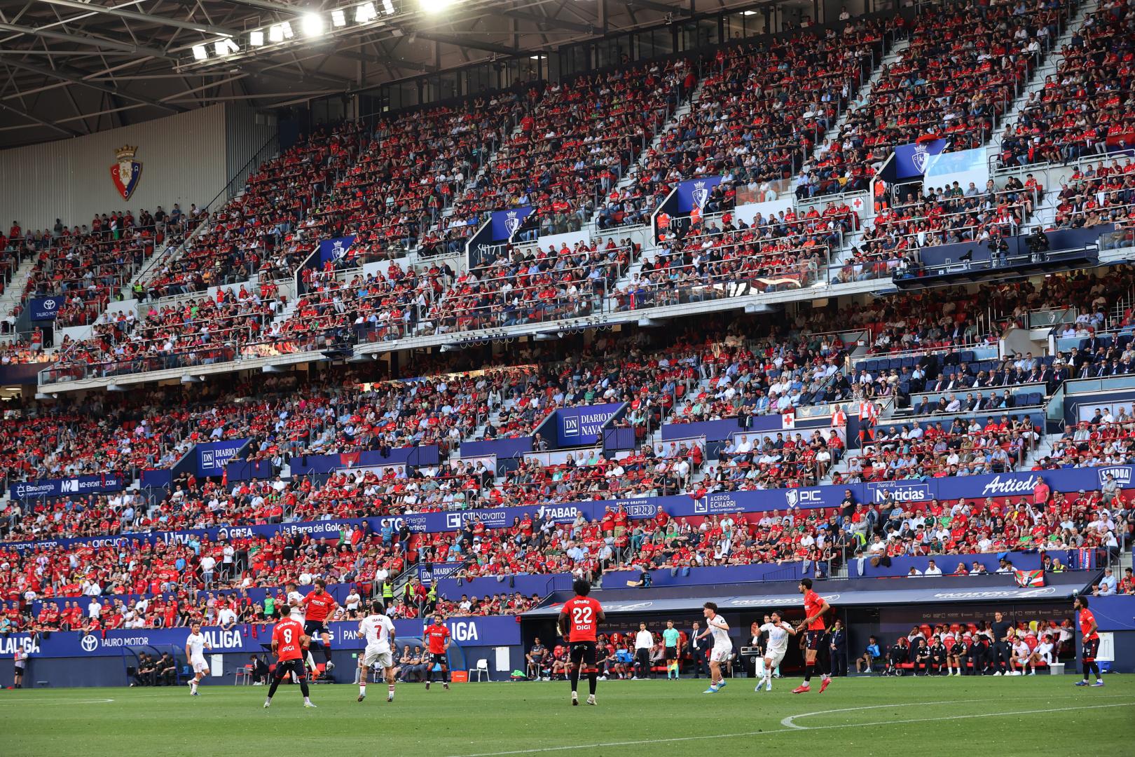 La zona de Preferencia de El Sadar abarrotada en el Osasuna-Sevilla del pasado domingo