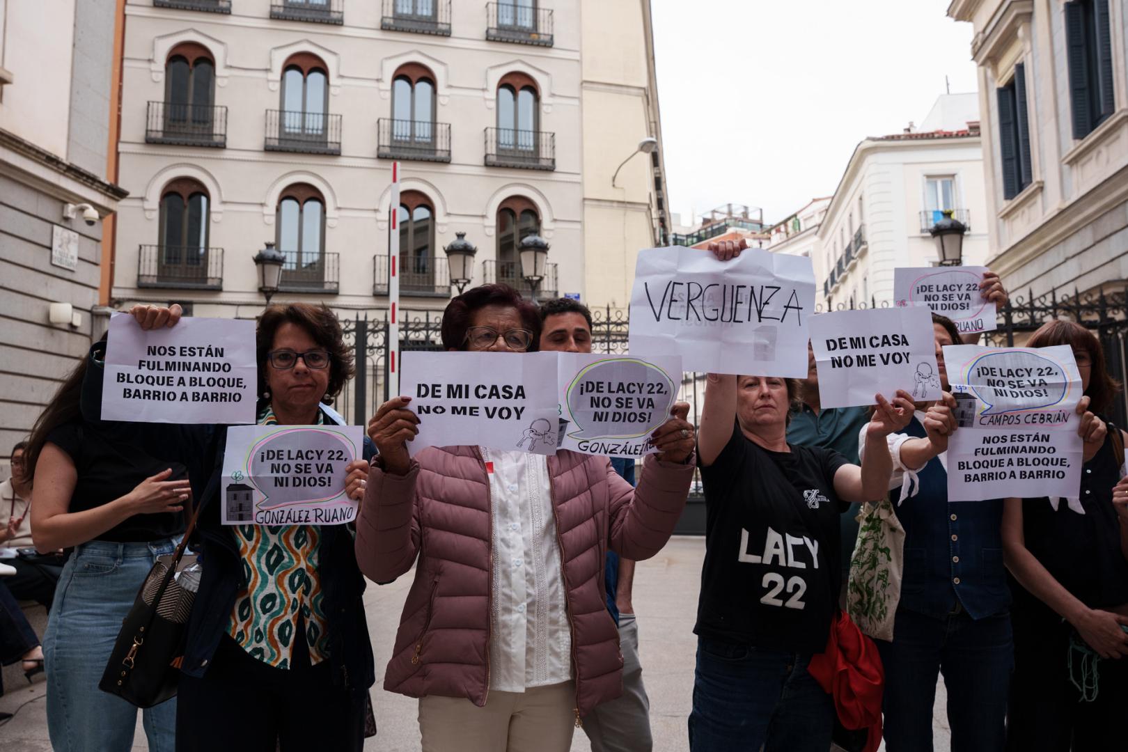 Un grupo de personas afectadas por los desahucios, a las puertas del Congreso de los Diputados este martes