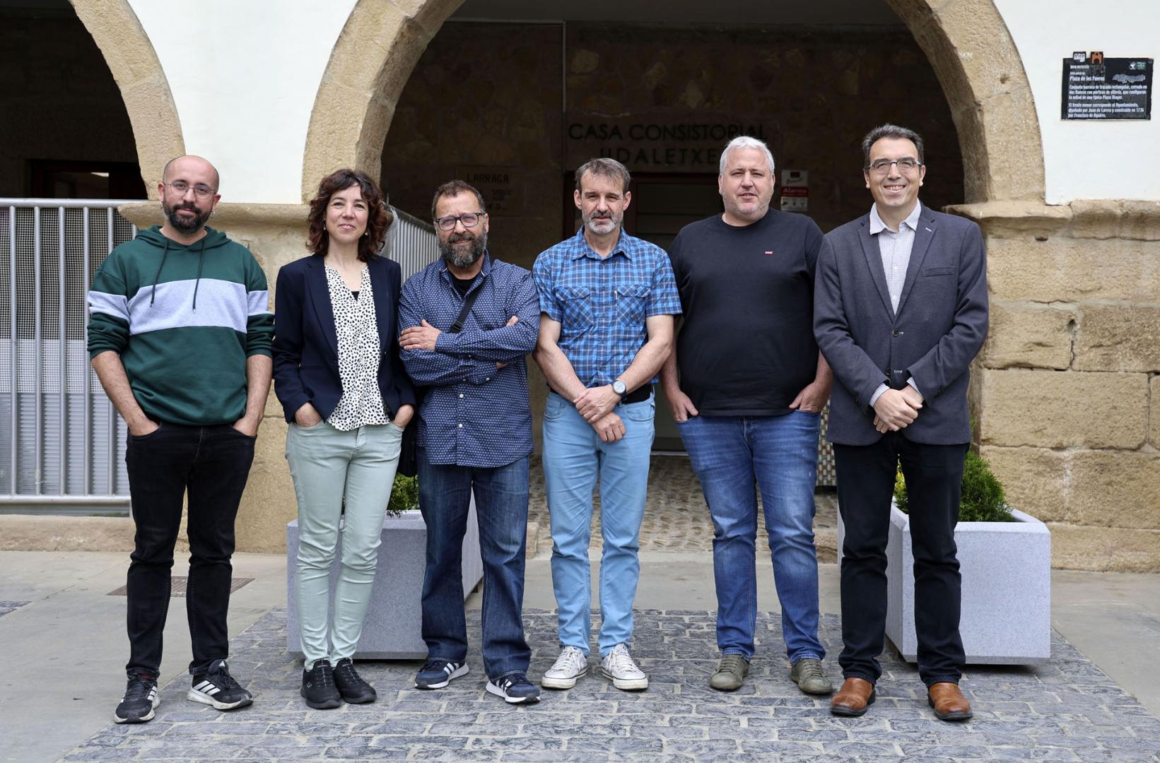 Desde la izda., Ion Sesma y Beatriz Gallego, de Labrit Comunicación; Daniel Campanero, de Algas Comunicación; Rafael García, de Vitis Navarra; el alcalde de Larraga, Carlos Suescun; y Fernando Urra, responsable de Comunicación de Fundación Caja Navarra, presentaron los avances de Aldaxkak