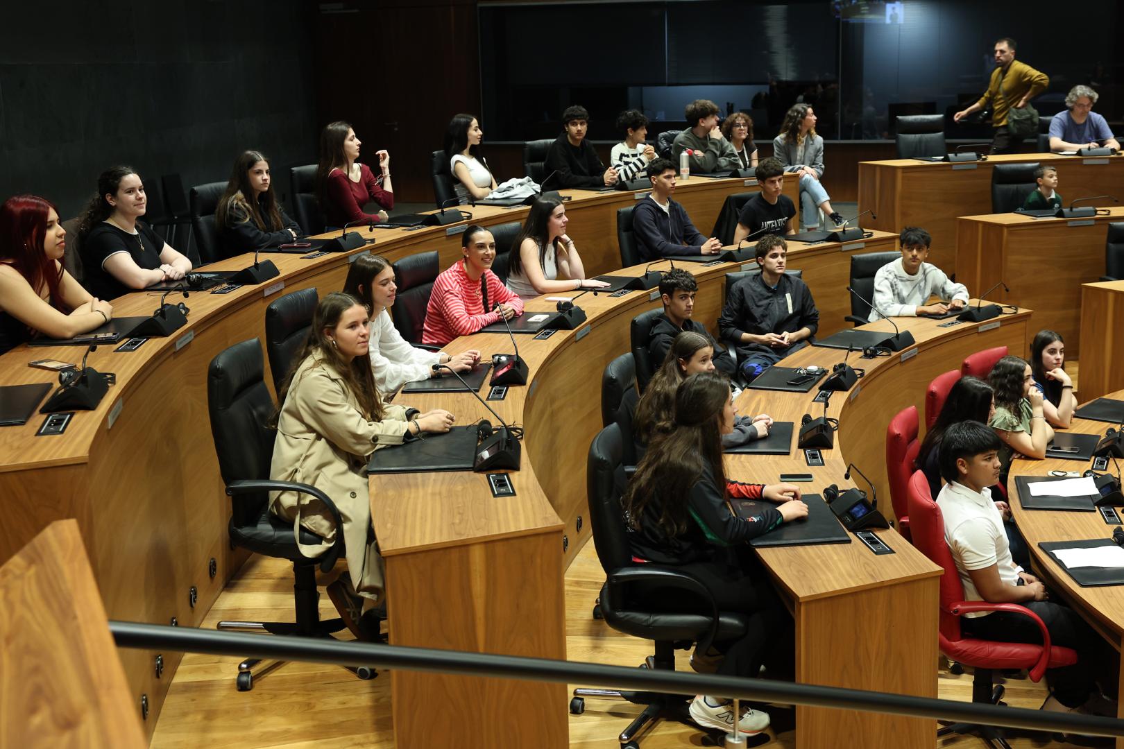 Alumnos del Colegio Técnico Carlos III, en los asientos que habitualmente ocupan los políticos