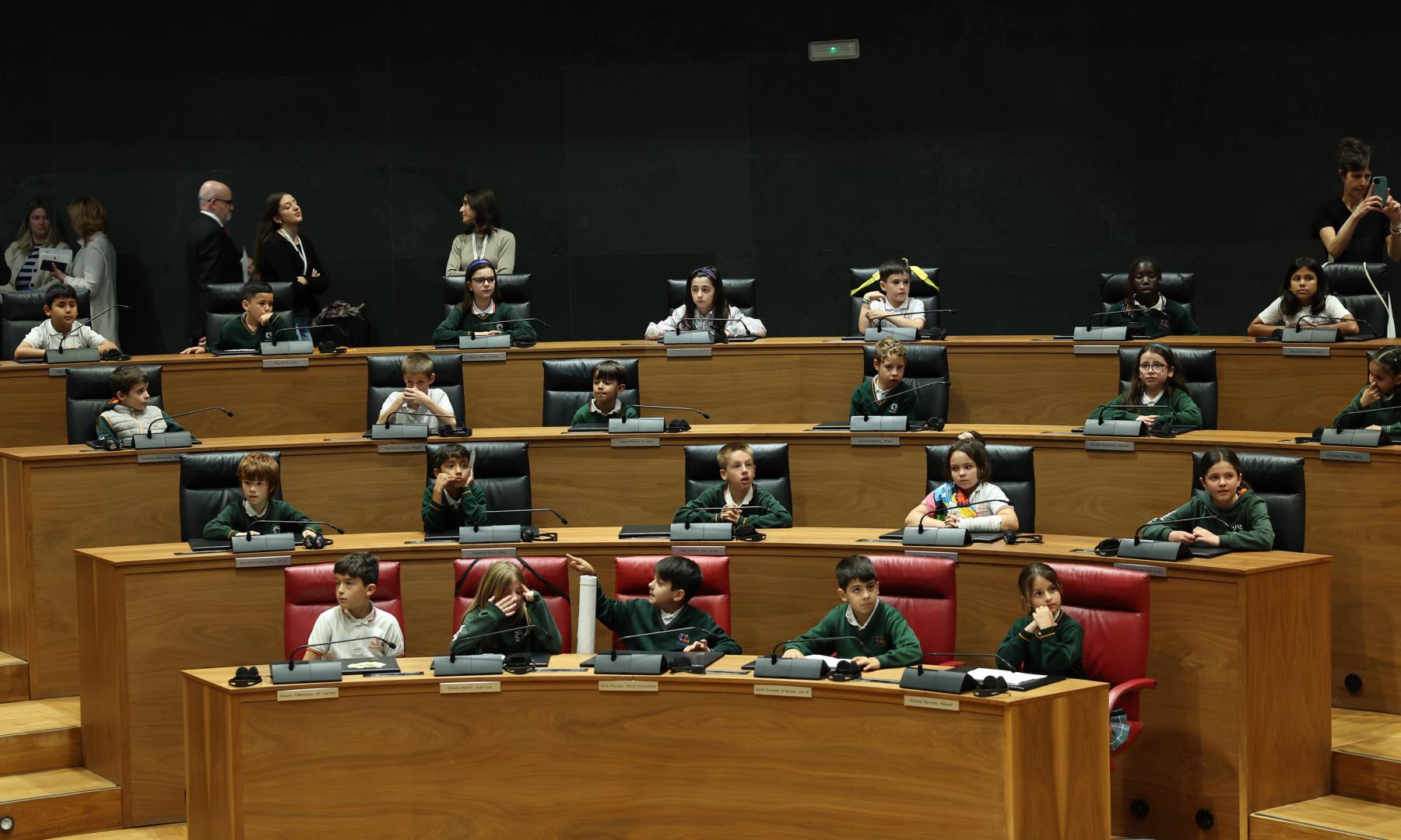 Escolares de Jesuitinas, en el salón de plenos del Parlamento foral