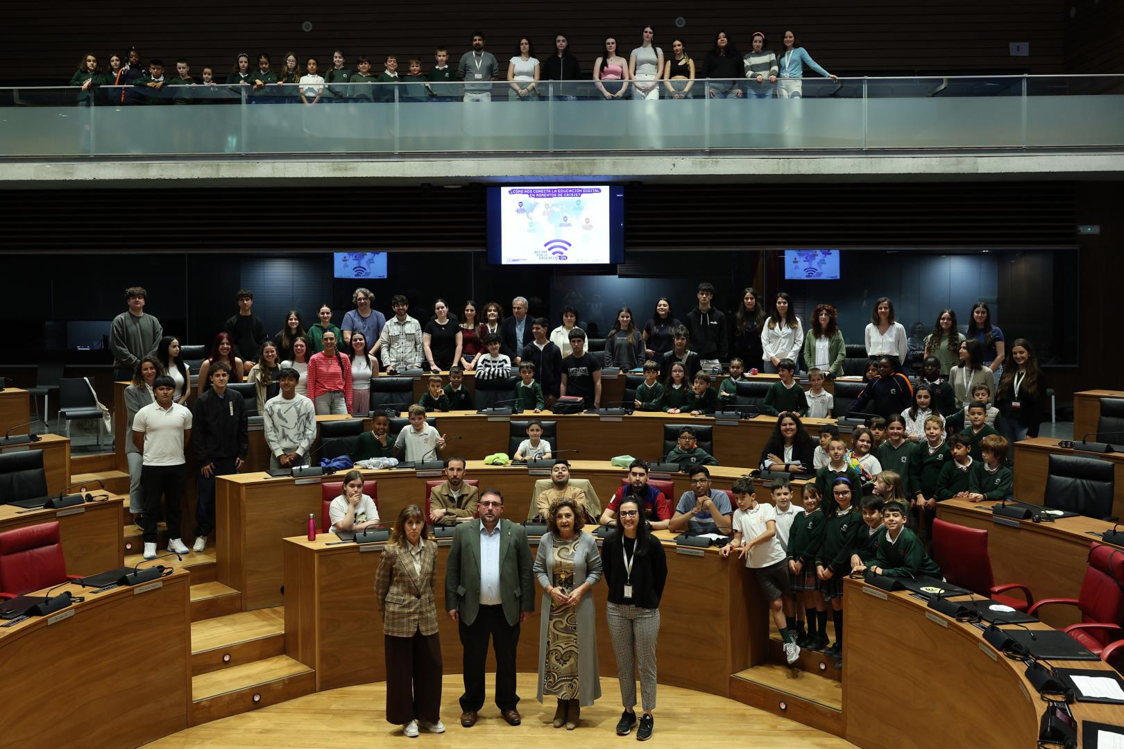 Foto de familia de los parlamentarios junto a los alumnos y los miembros de SAME, Fundación FABRE, FISC Navarra y Asociación Madre Coraje