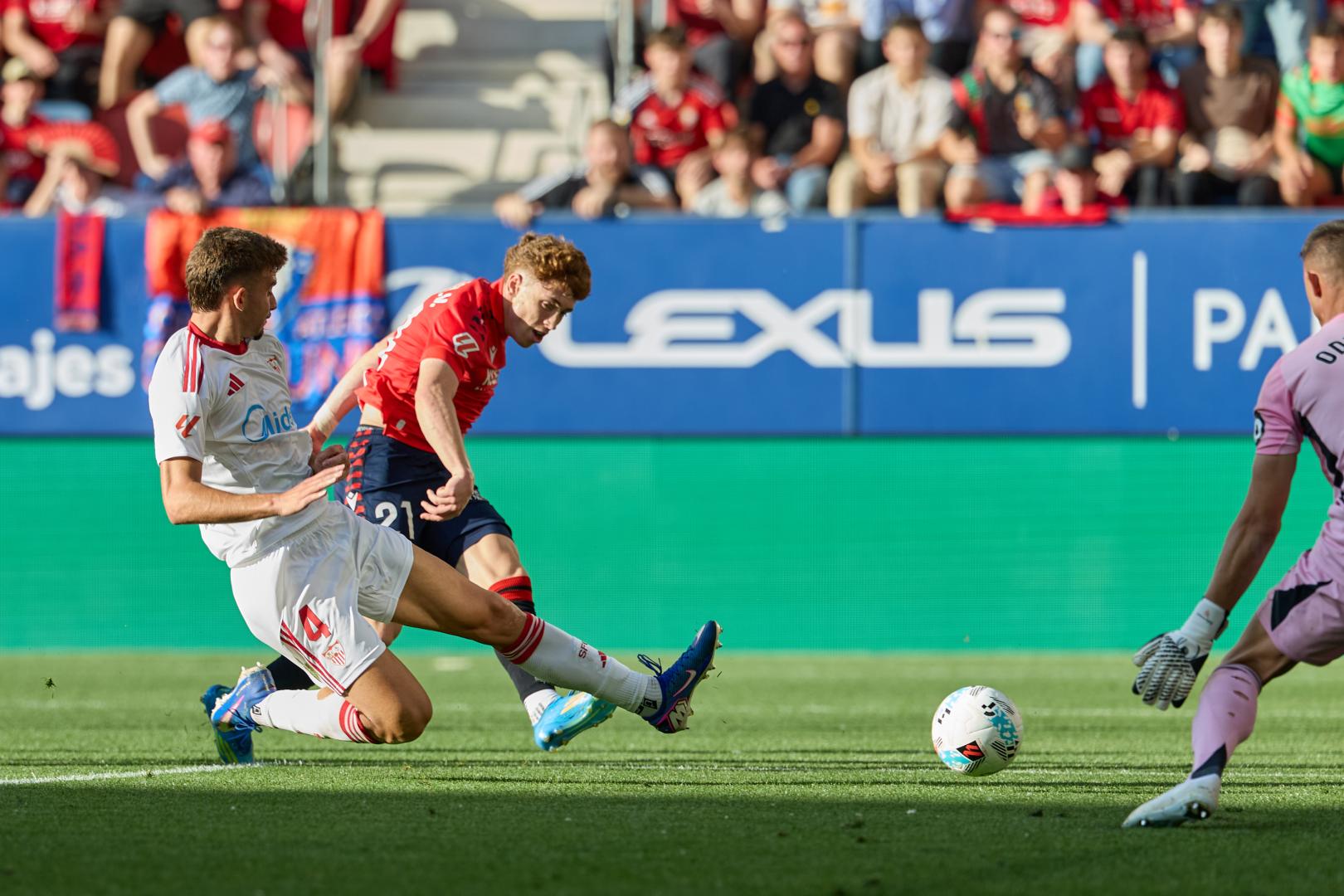 Víctor Muñoz lanza a puerta en la primera parte del último encuentro en El Sadar contra el Sevilla