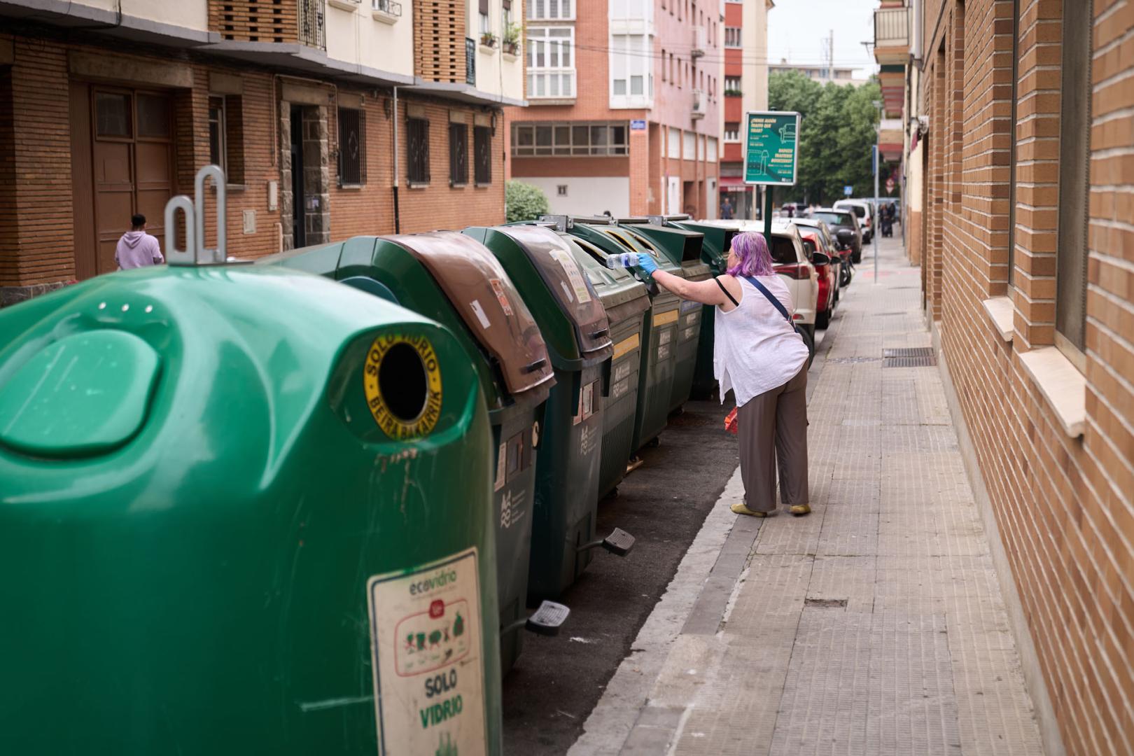 Una vecina depositando este martes basura en los contenedores de la calle San Blas, número 1, de Burlada