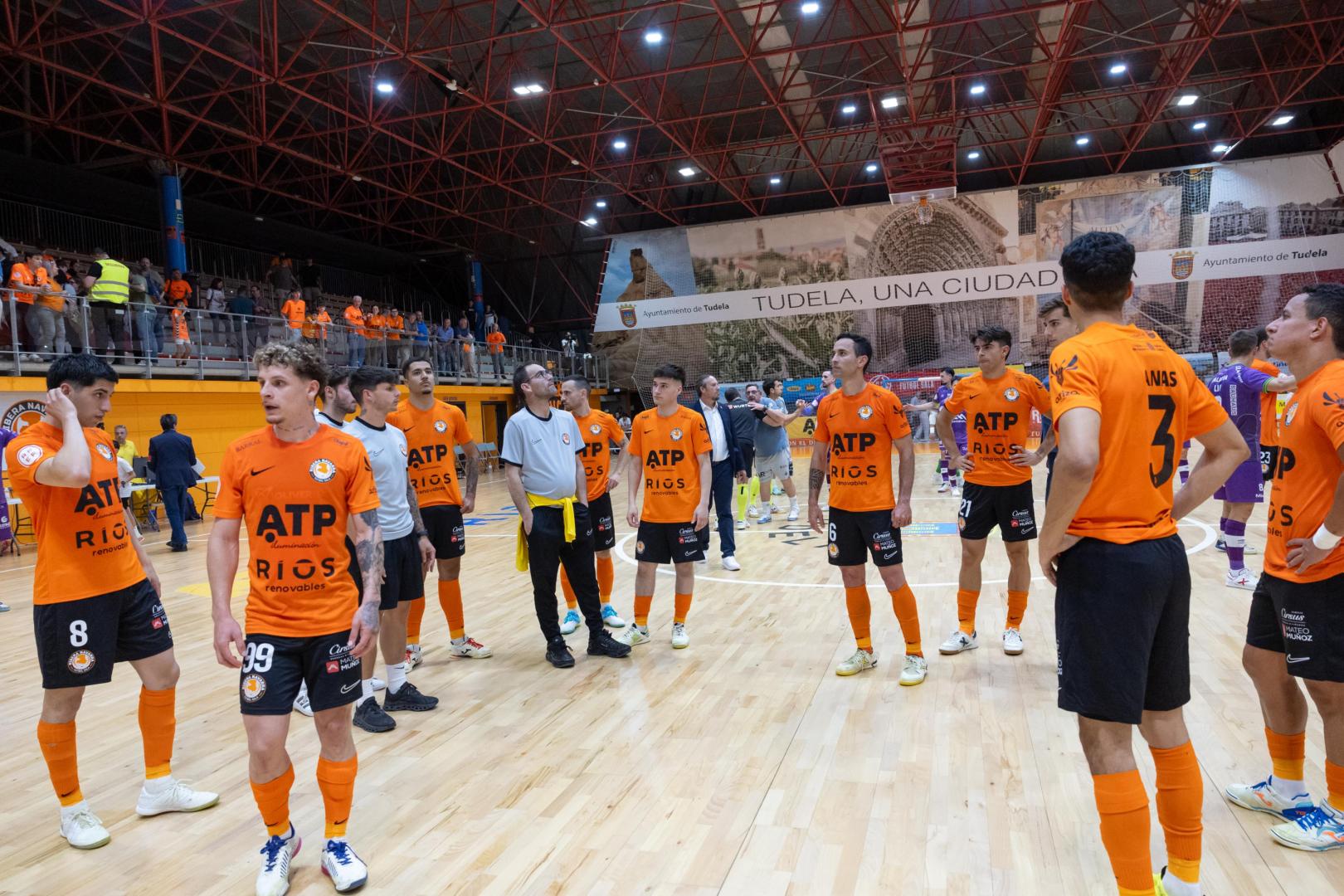Los jugadores del ATP Ribera saludan a los aficionados tras consumar el descenso de categoría