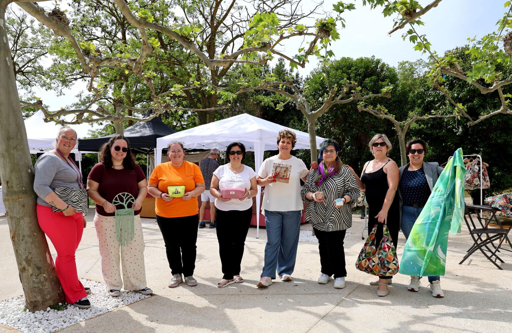 Las nueve vendedoras que coincidieron en el mercado de Desojo con sus productos artesanos