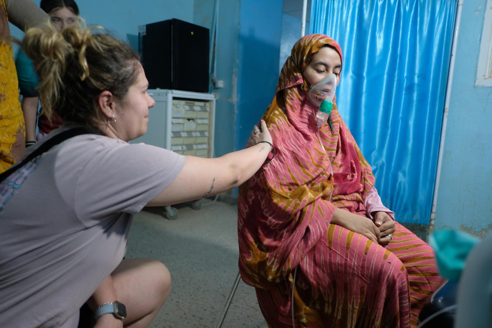 Una mujer con asma usa un nebulizador sin recambios en el hospital de El Aaiún. Apenas queda oxígeno.
