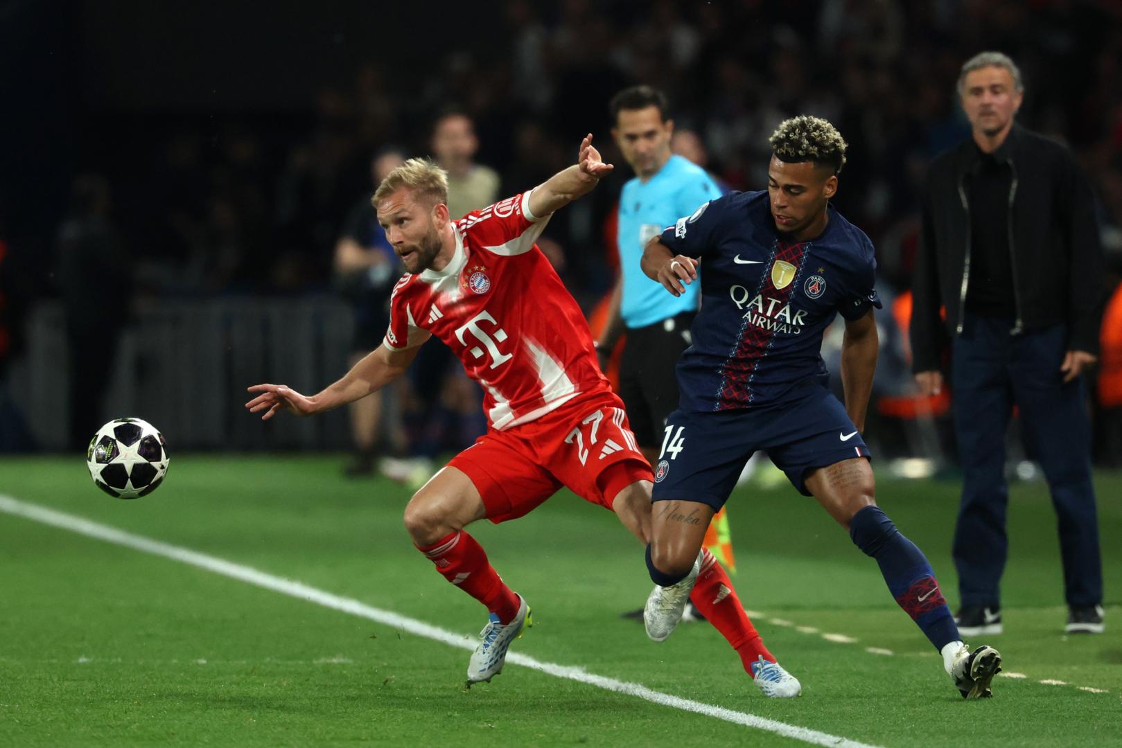 Doue (PSG) y Laimer (Bayern) disputan un balón