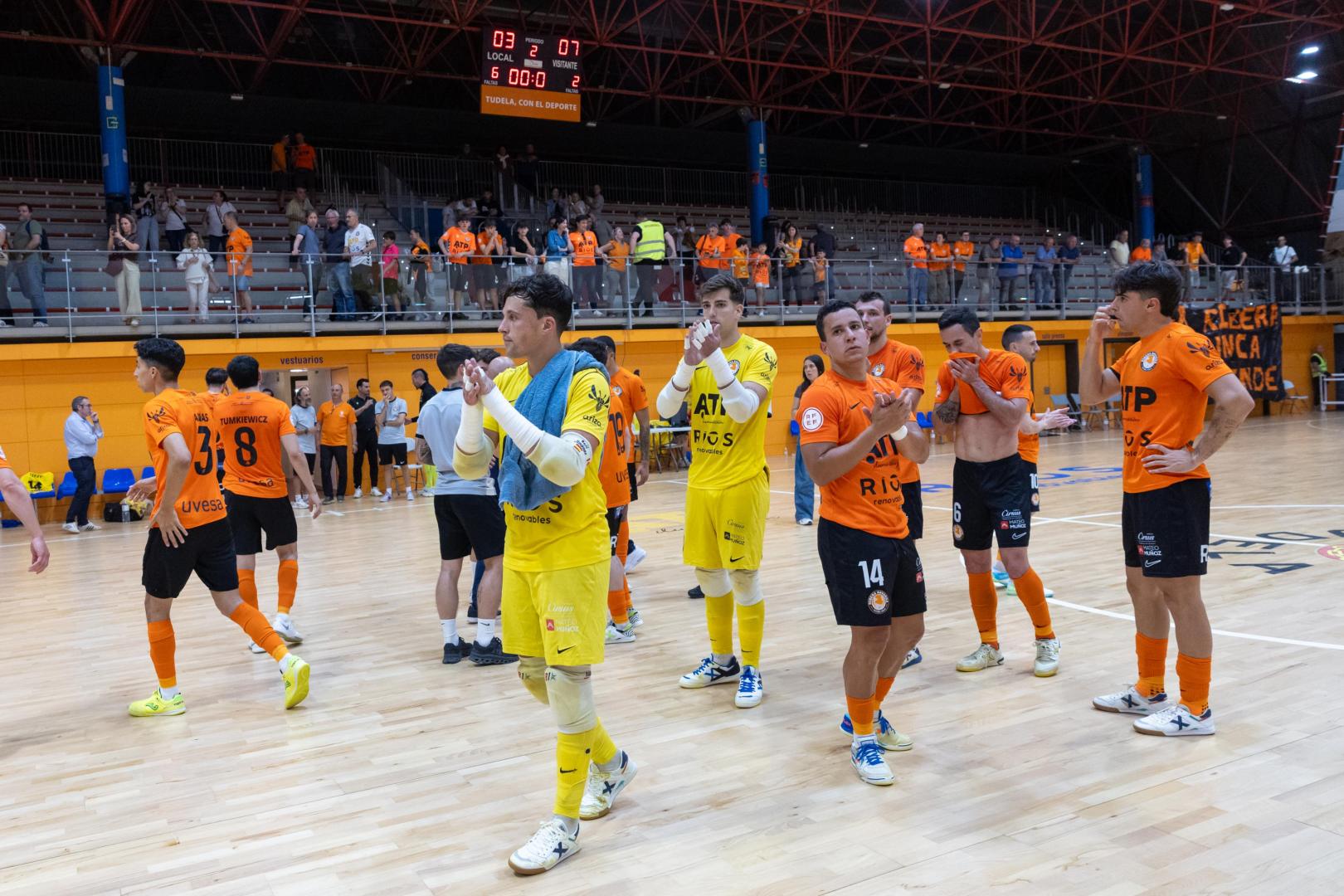 Los jugadores del ATP Ribera aplauden a los aficionados una vez consumado el descenso