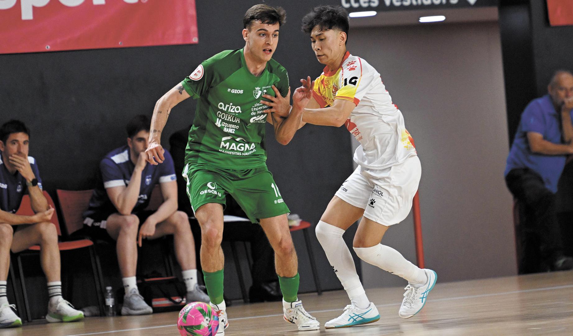 El ala de Osasuna Magna Albert Ortas conduce el balón ante la presión de Kokoro, del Industrias Santa Coloma