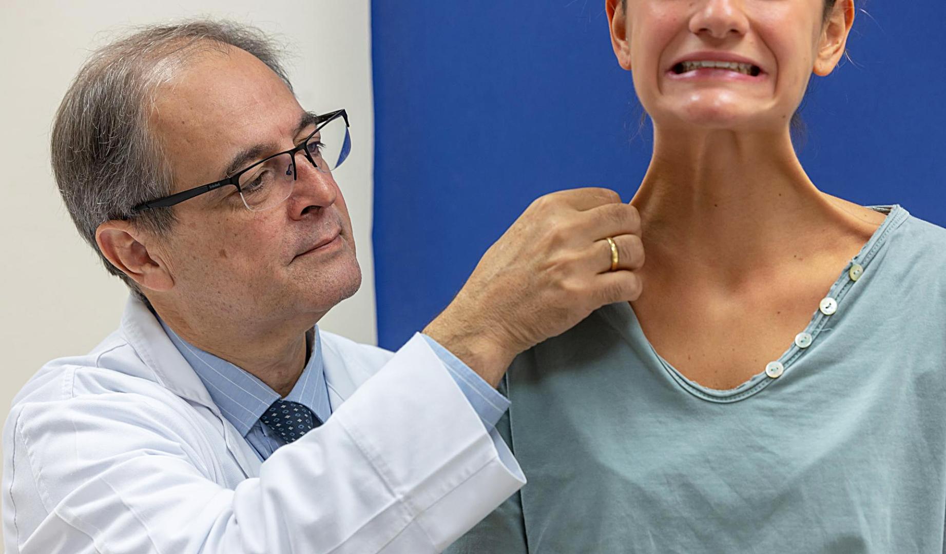 El Dr. Bernardo Hontanilla con una paciente en el Departamento de Cirugía Plástica, Estética y Reparadora de la Clínica Universidad de Navarra