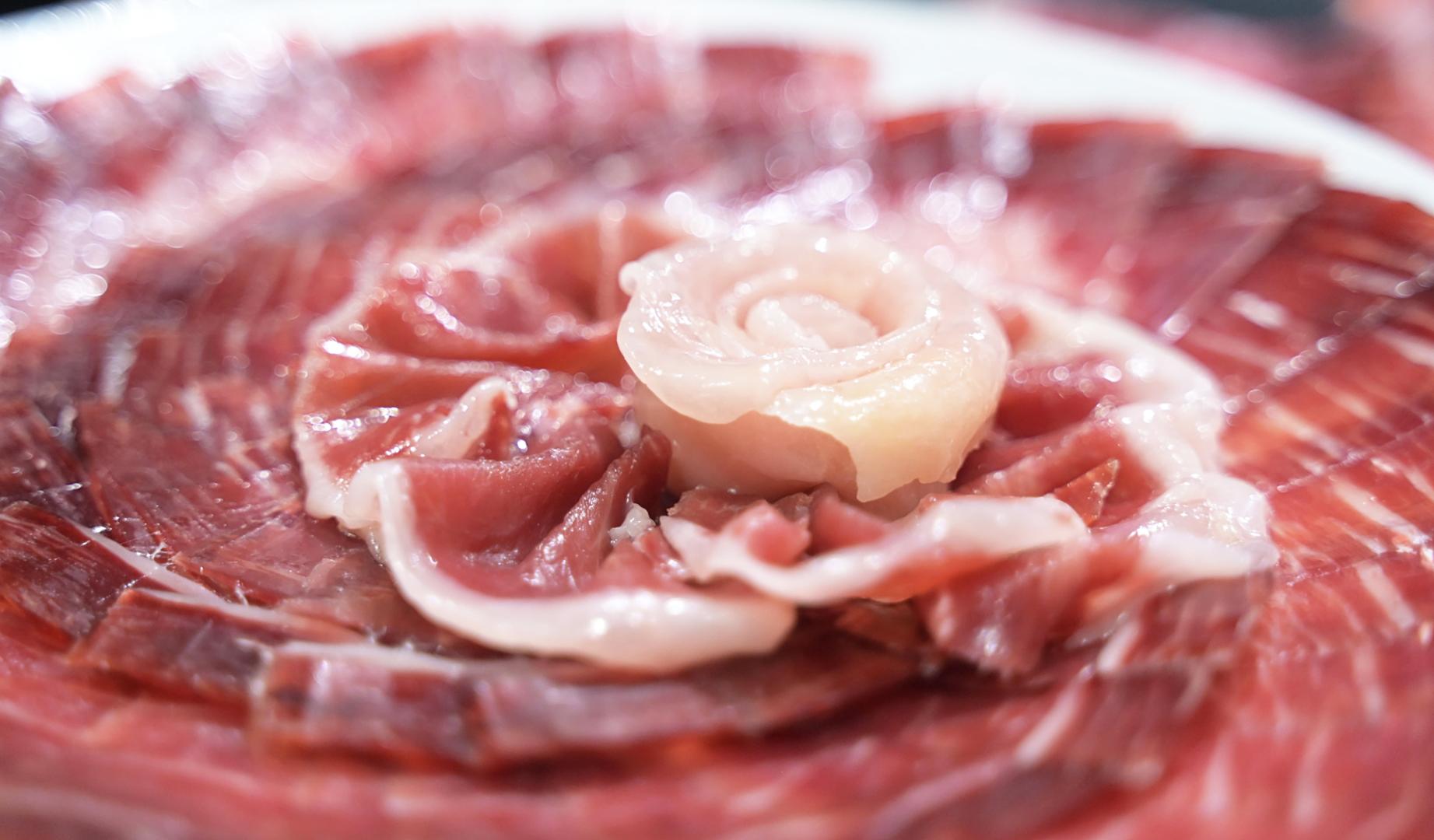 Plato de un jamón cortado