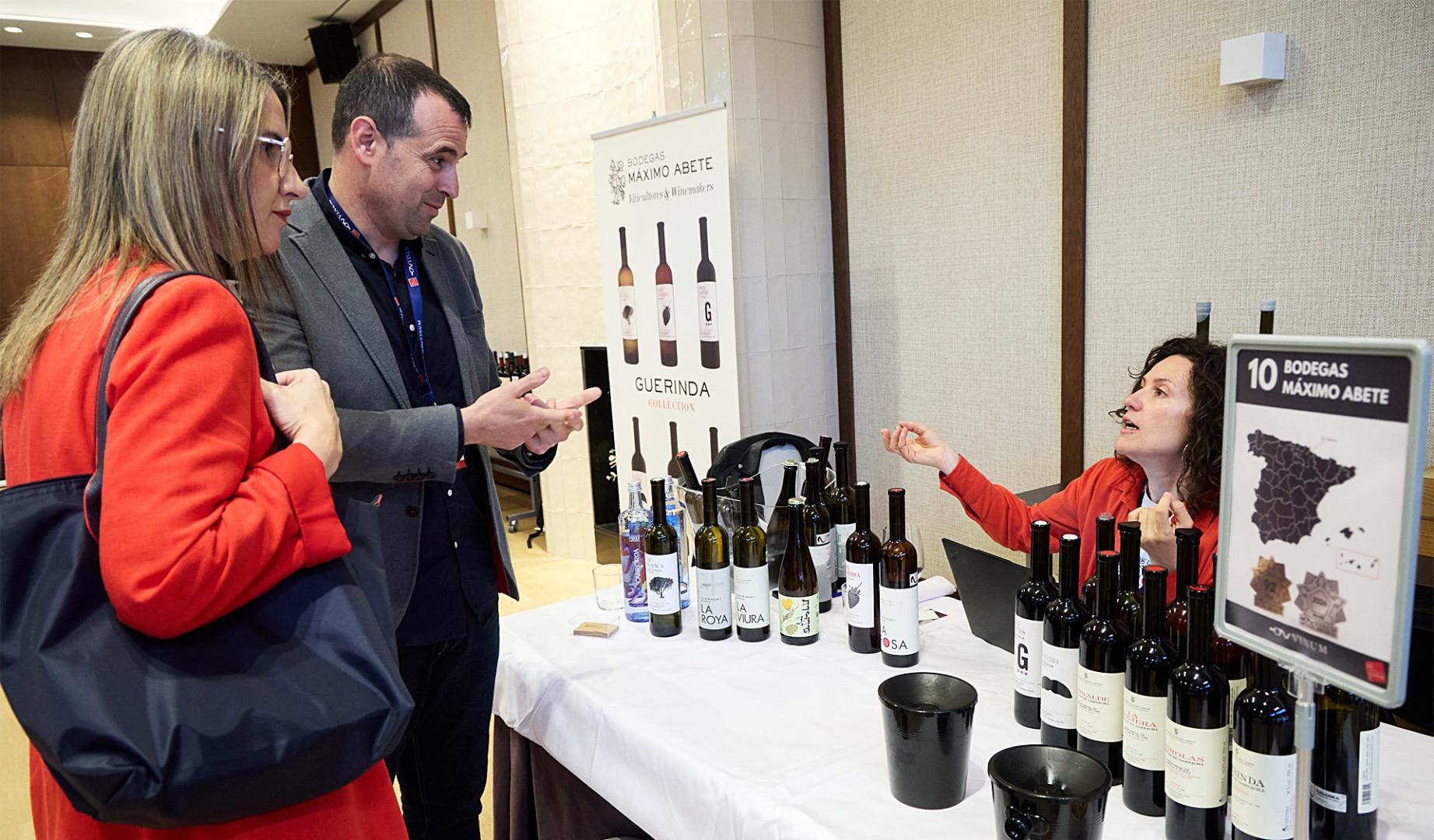 El director general Rubén Goñi (izda.) atiende las explicaciones de una persona durante su visita a la feria OnVinum