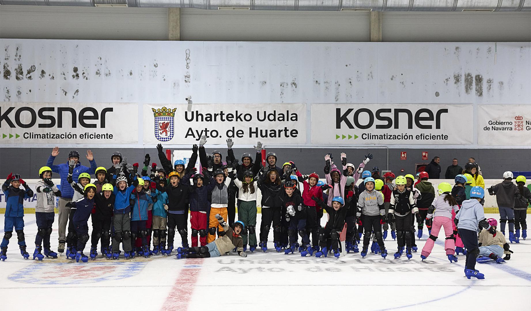 Alumnos del CPEIP Paderborn-Lezkairu y autoridades este miércoles en el Palacio de Hielo de Huarte