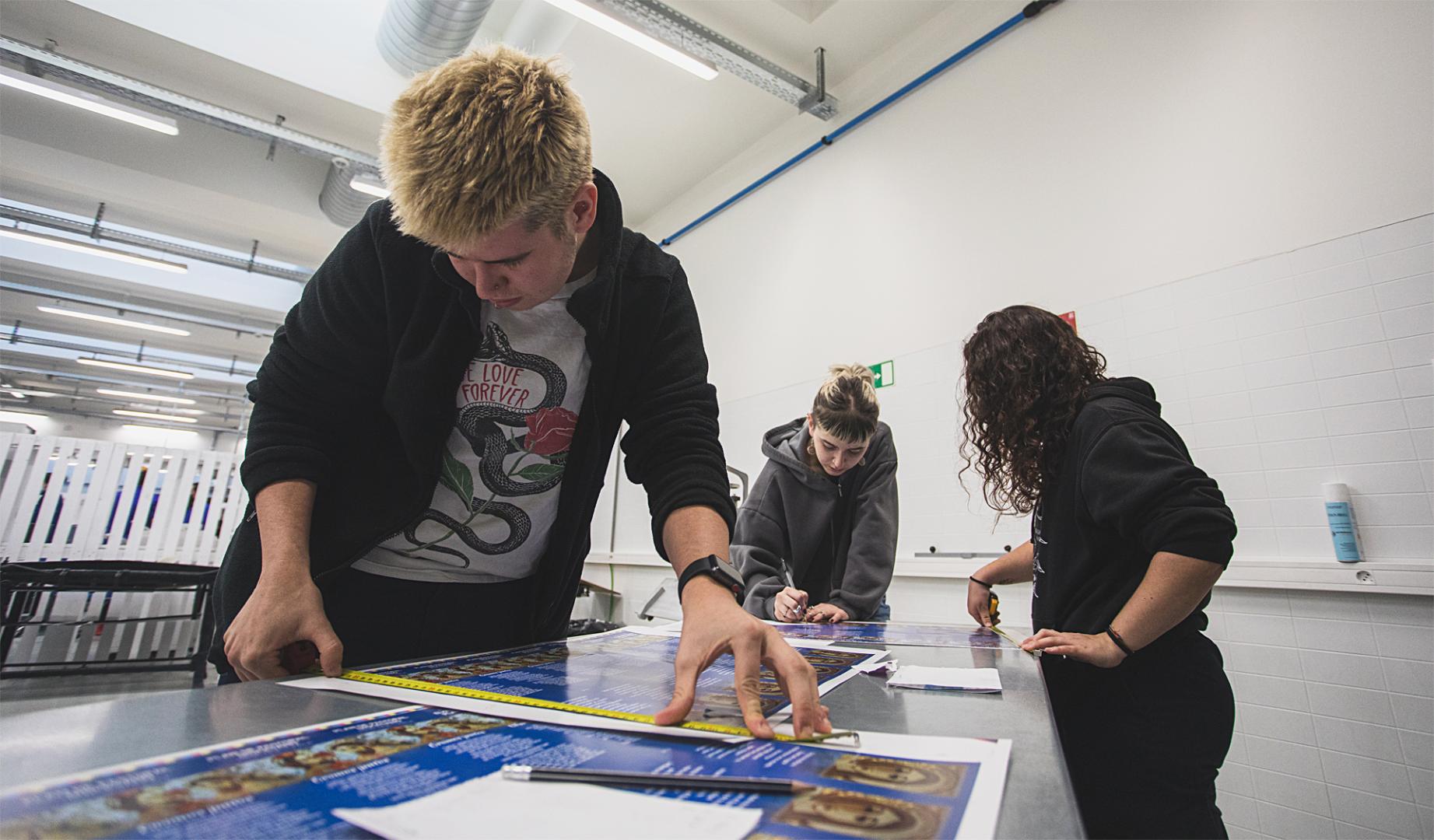 Alumnos de Artes Gráficas de FP en un taller