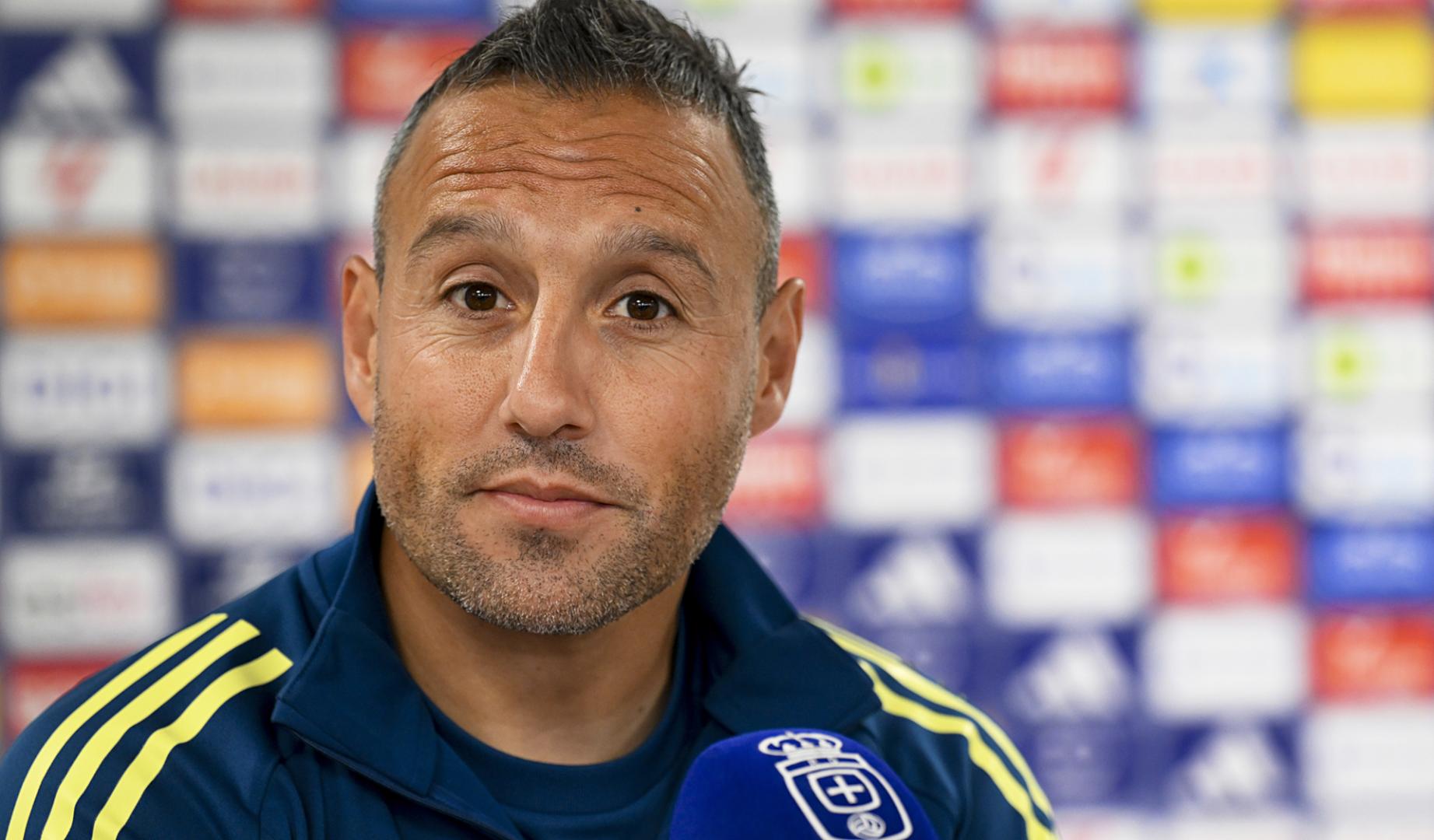 Santi Cazorla, capitán del Real Oviedo, recibió El Requexón, galardón Moscón de Oro en manos de la Asociación Amigos de Grao