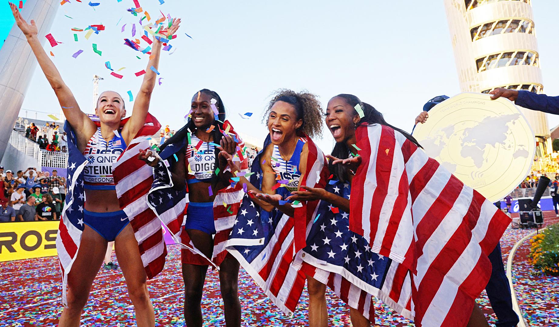 De izda. a dcha.,  Abby Steiner, Talitha Diggs, Sydney McLaughlin y Britton Wilson celebran la victoria en la prueba de 4x400 metros en los Mundiales de Atletismo de Oregón 2022